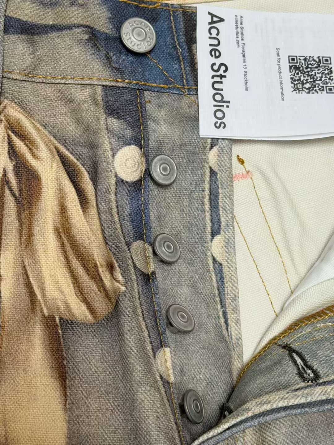 アクネ 偽物販売店 立体テディベア装飾デニムパンツ 個性派ワイドシルエット｜スーパーコピー服