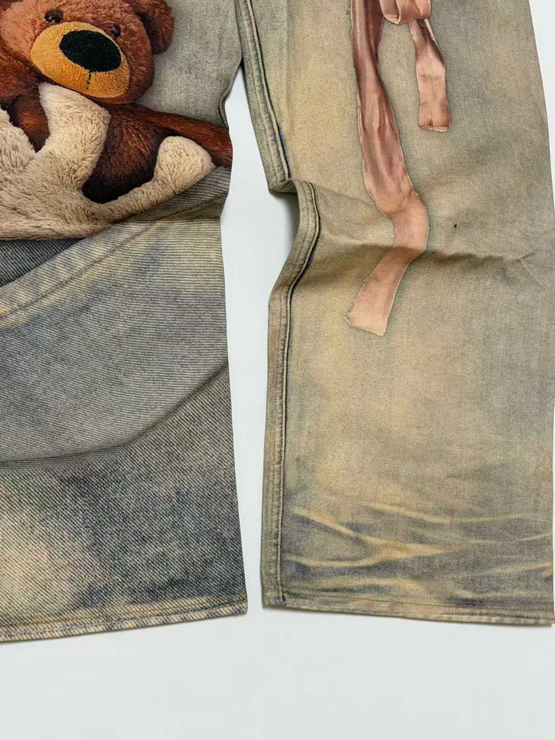 アクネ 偽物販売店 立体テディベア装飾デニムパンツ 個性派ワイドシルエット｜スーパーコピー服