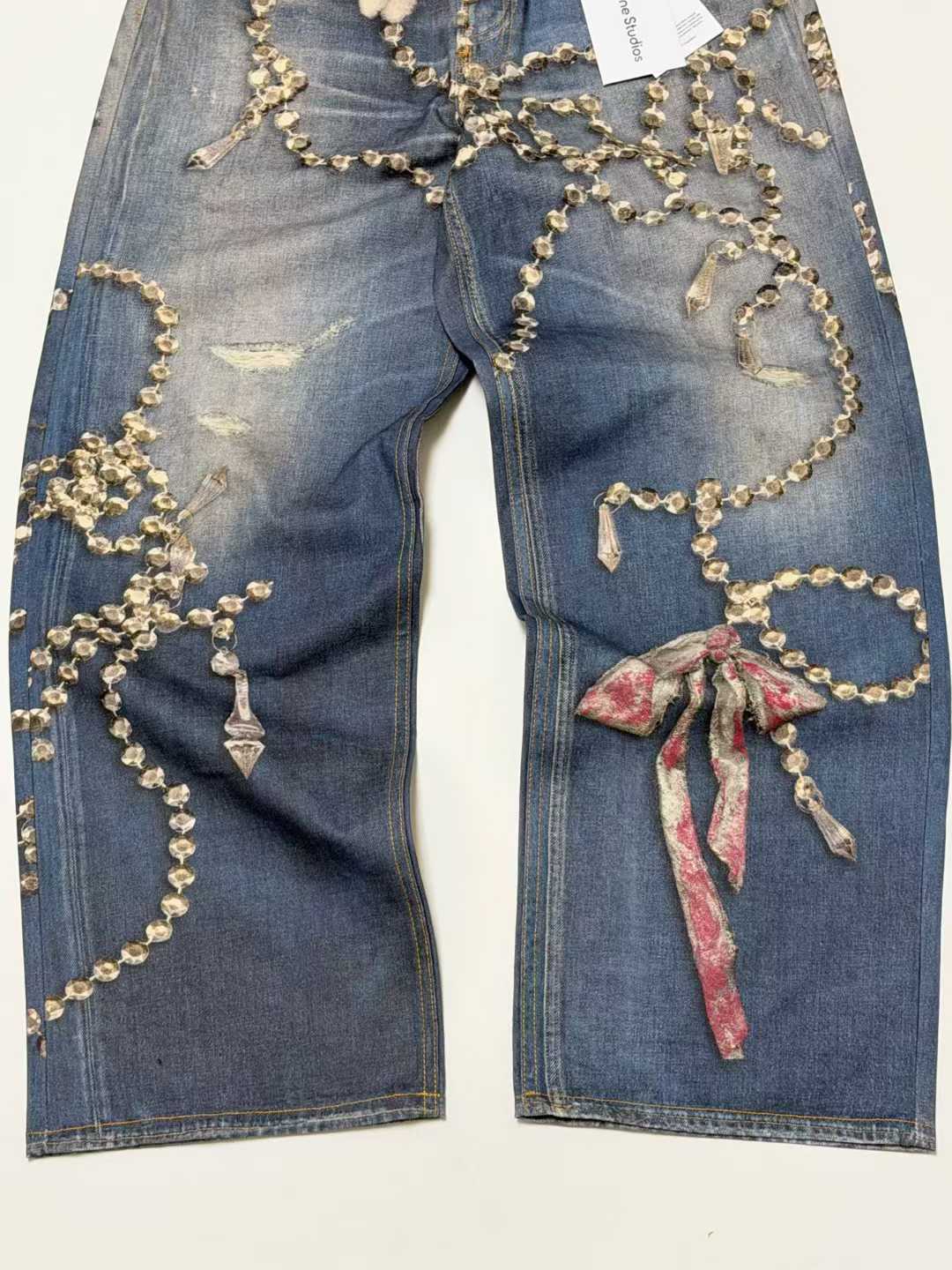 アクネ スーパーコピー パールチェーン装飾デニムパンツ アート加工ワイド｜スーパーコピー服