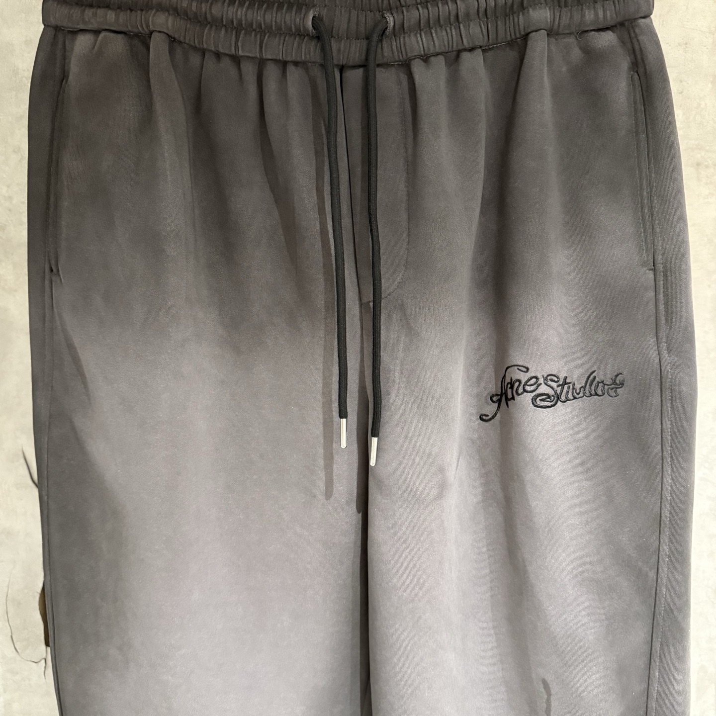 アクネ n級コピー グレーグラデーション スウェットパンツ 柔らか素材 リラックス仕様｜スーパーコピー服