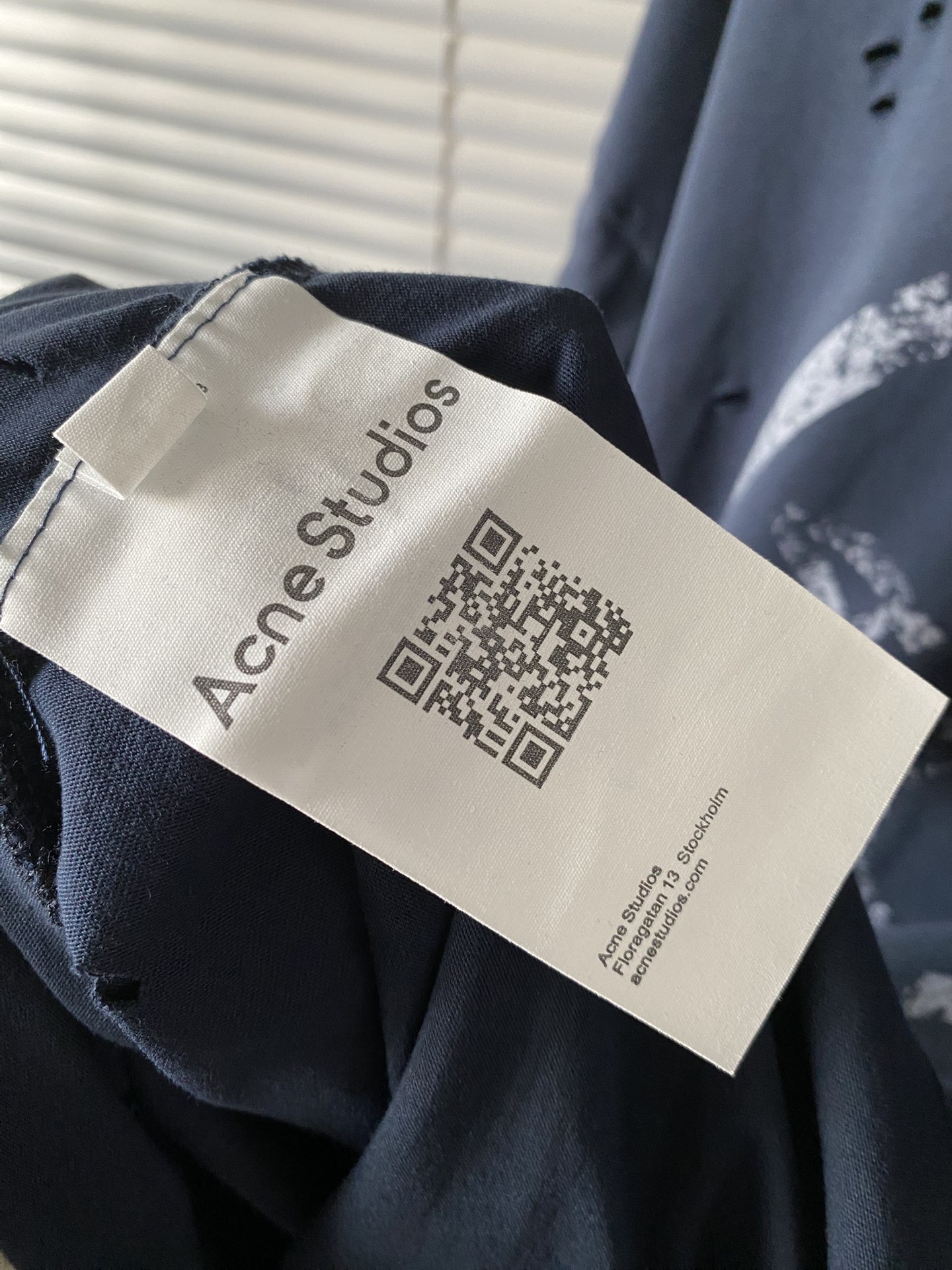 アクネ スーパーコピー 優良サイト ダメージロングスリーブTシャツ ネイビー 個性派デザイン｜スーパーコピー服