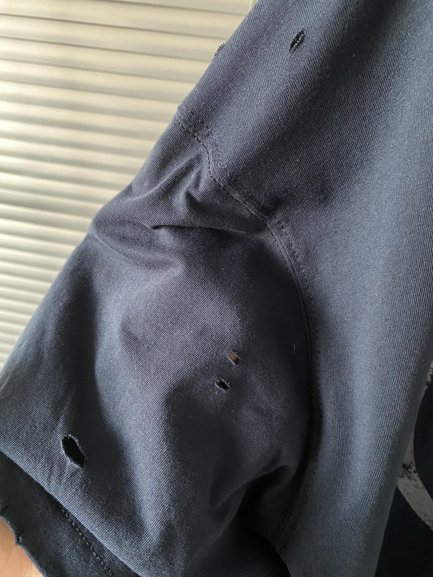 アクネ スーパーコピー 優良サイト ダメージロングスリーブTシャツ ネイビー 個性派デザイン｜スーパーコピー服