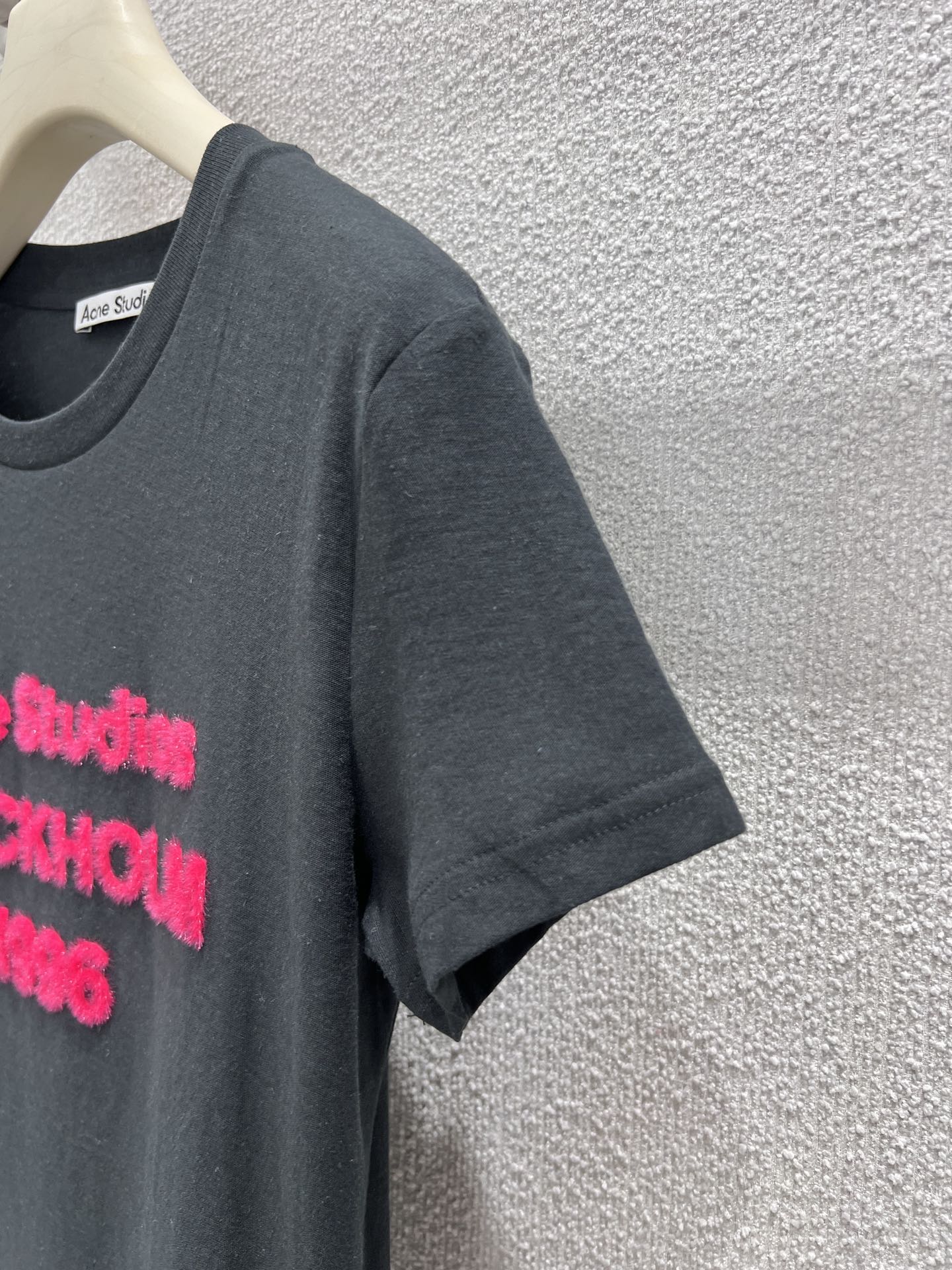 アクネ ブランド コピー 安全通販 刺繍ロゴTシャツ ブラック シンプル定番 上質コットン｜スーパーコピー服