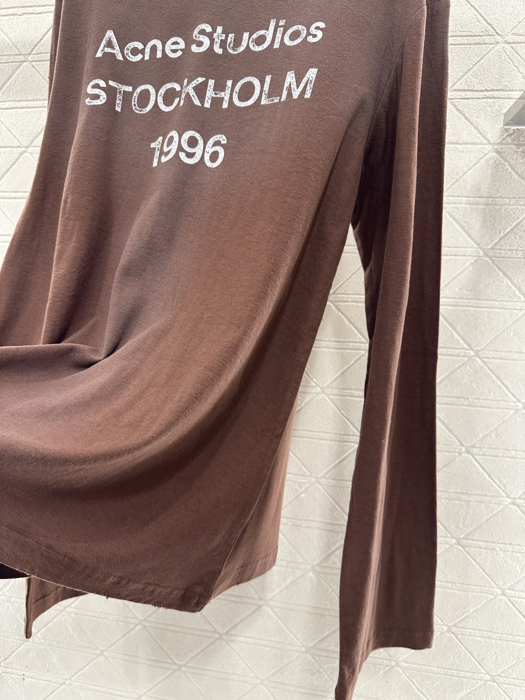 Acne Studios 偽物 長袖ロンT 1996ロゴ入り シンプルで着回し抜群｜スーパーコピー服