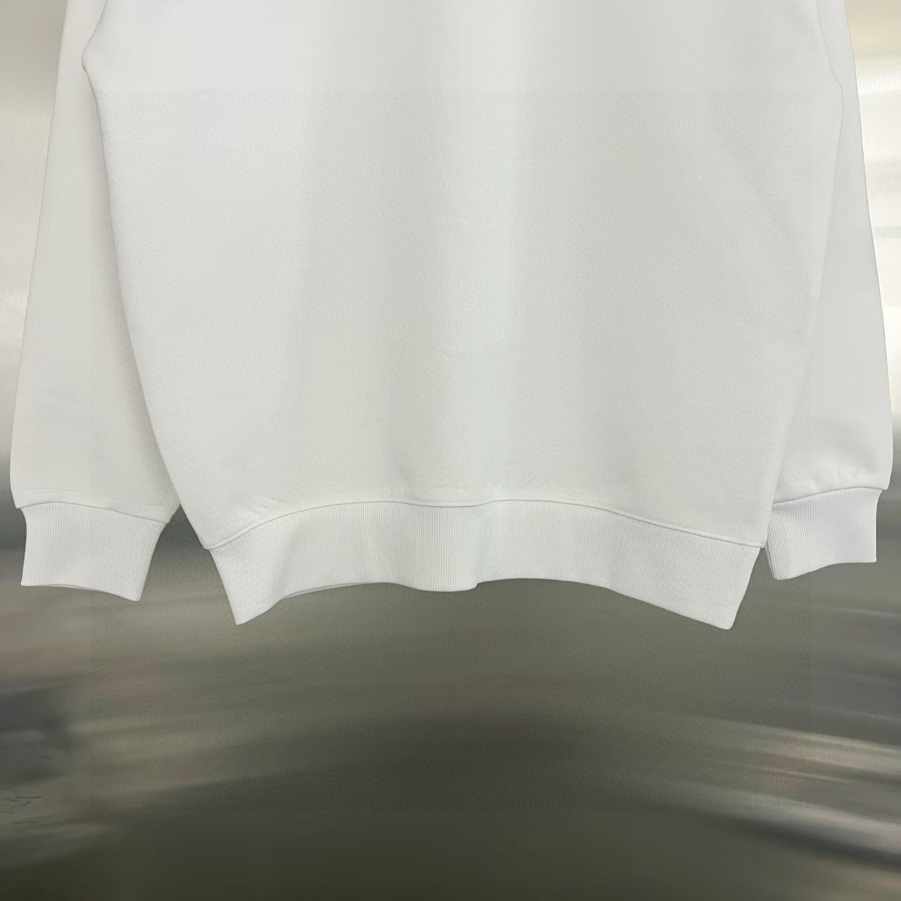 ジバンシィ コピー ホワイトロゴスウェット レッドネオン配色が映える大人モードの人気デザイン｜スーパーコピー服