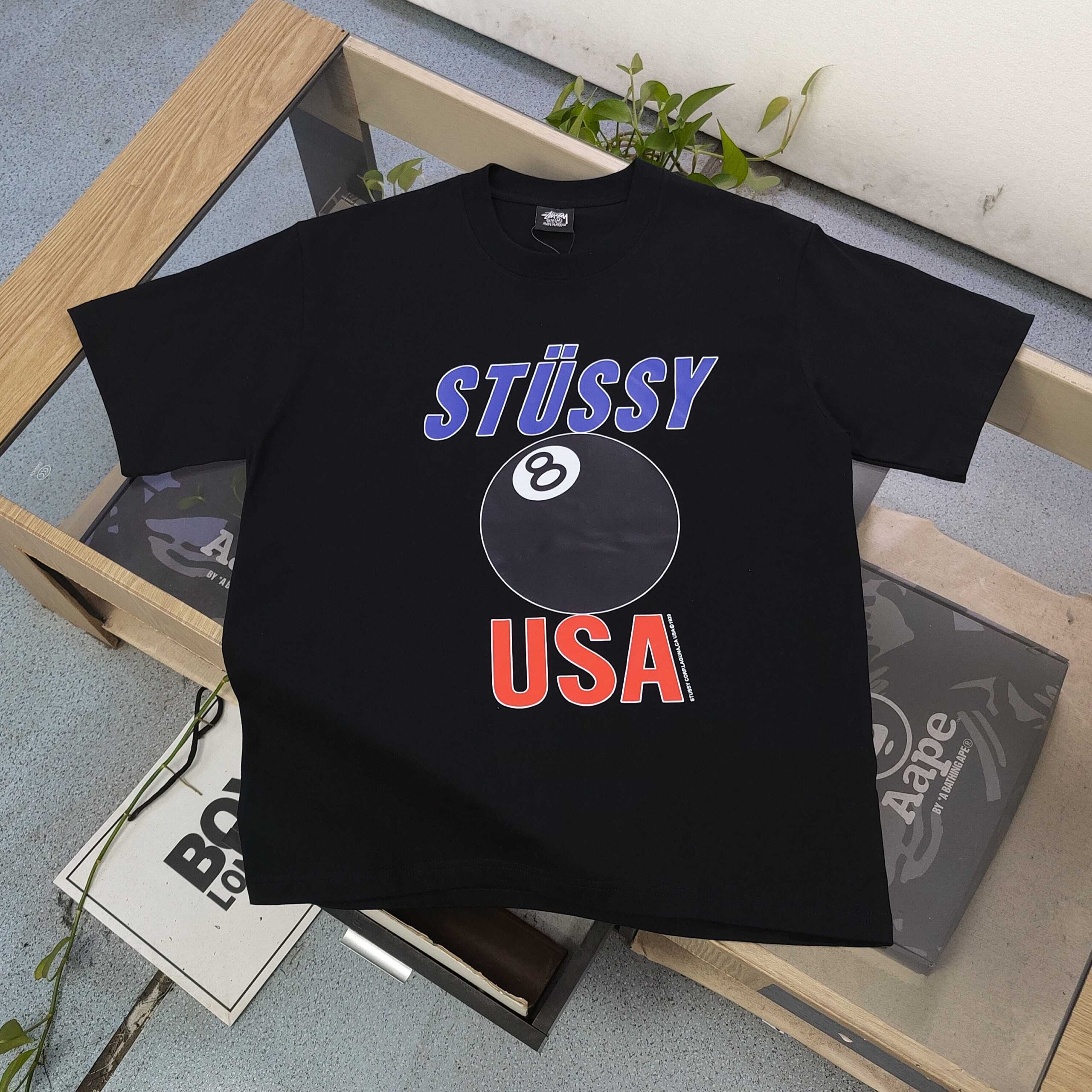 ステューシー コピー USAロゴTシャツ 8ボール × ストリート映えする定番グラフィックモデル｜スーパーコピー服