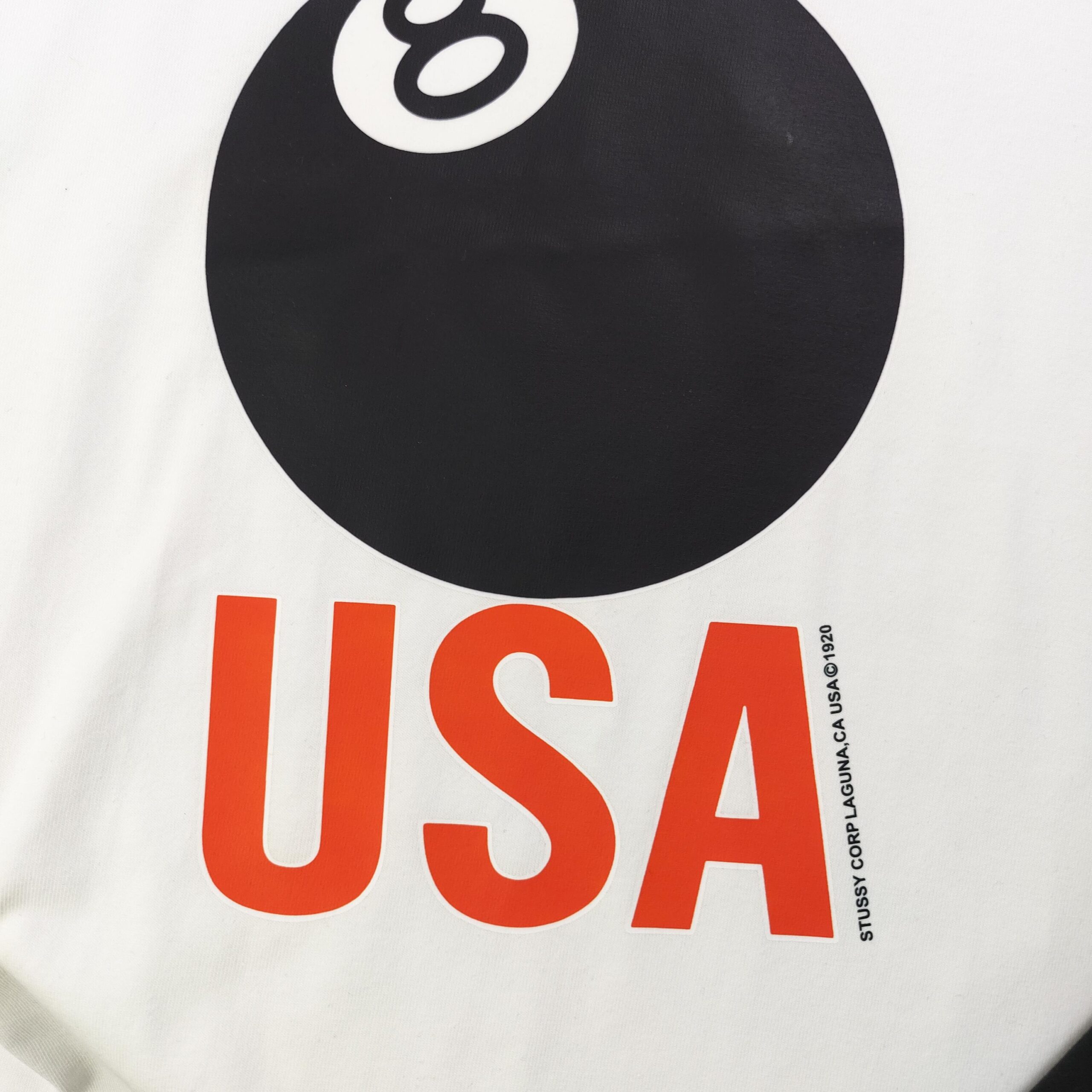 ステューシー コピー USAロゴTシャツ 8ボール × ストリート映えする定番グラフィックモデル｜スーパーコピー服