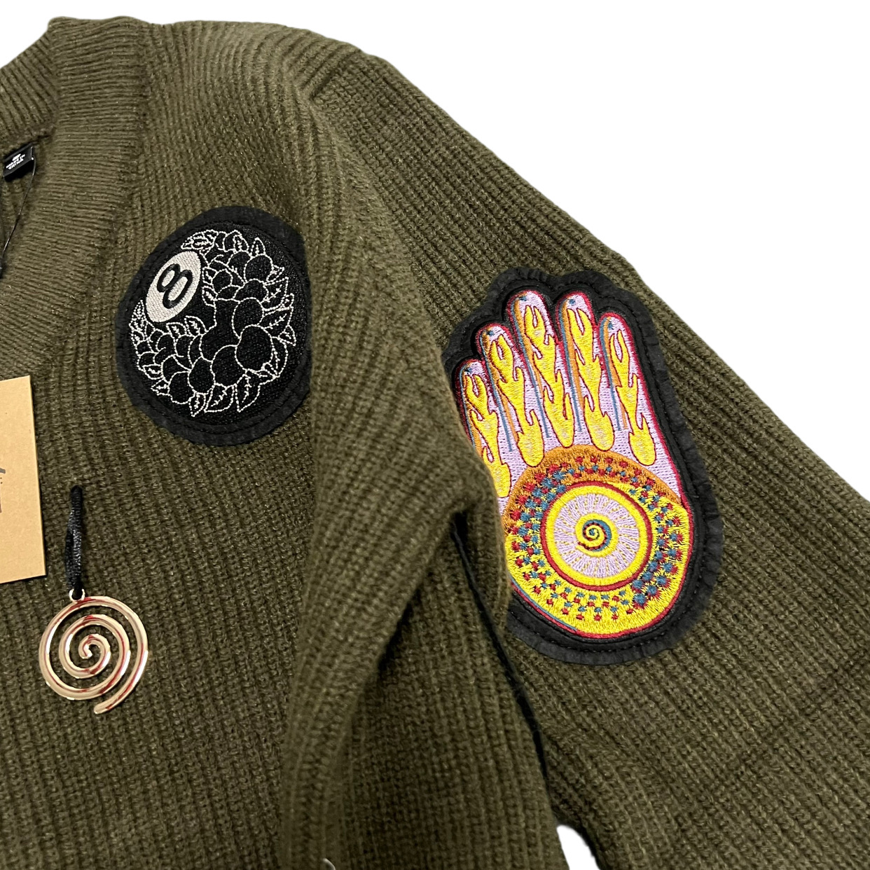 ステューシー n級コピー ワッペン刺繍×キノコアート 軍緑ニット 個性派デザインで存在感抜群の一着｜スーパーコピー服