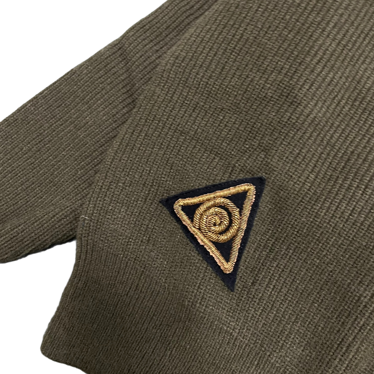 ステューシー n級コピー ワッペン刺繍×キノコアート 軍緑ニット 個性派デザインで存在感抜群の一着｜スーパーコピー服