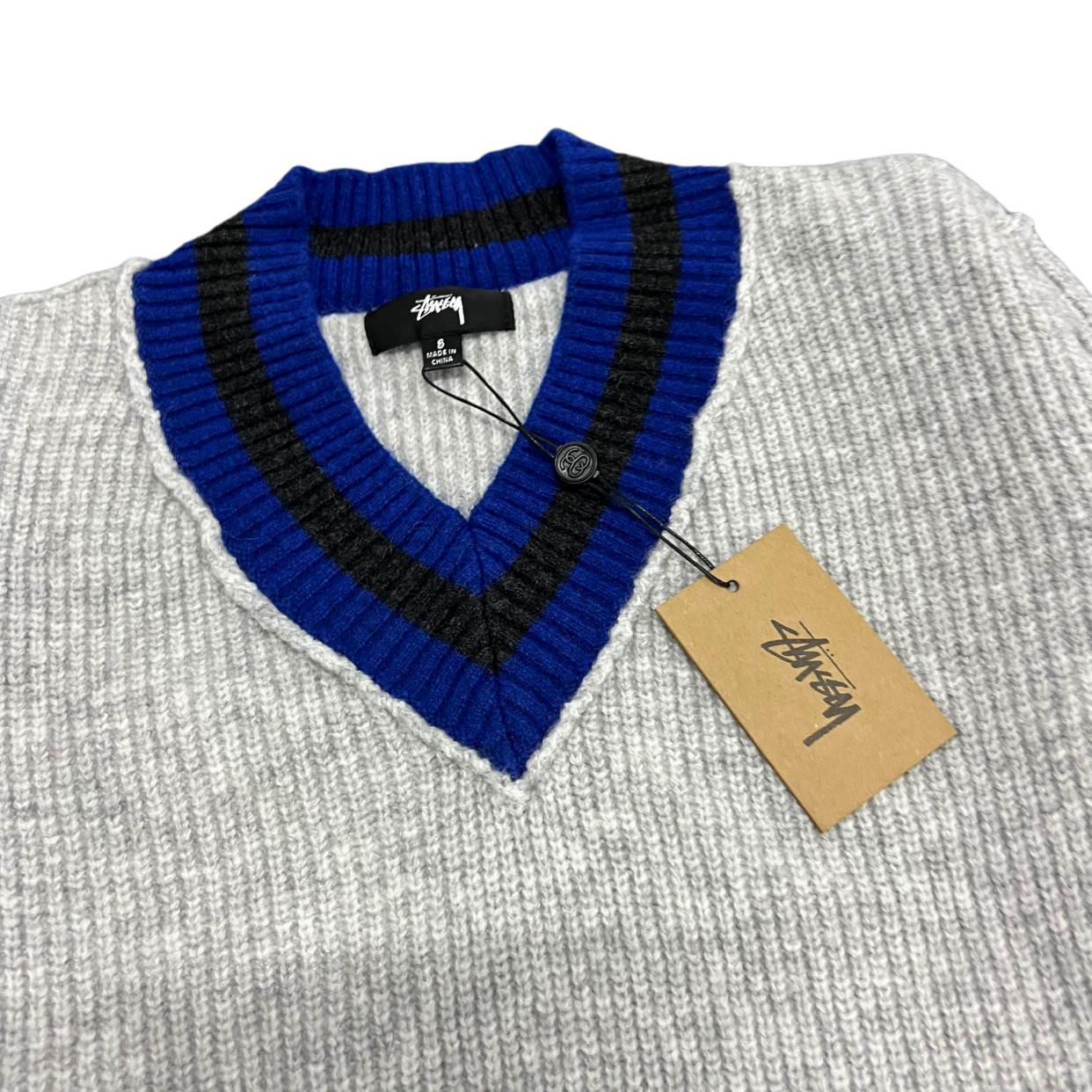 ステューシー スーパーコピー 優良サイト Vネックラインニット 上品配色×ストリート感の旬トップス｜スーパーコピー服