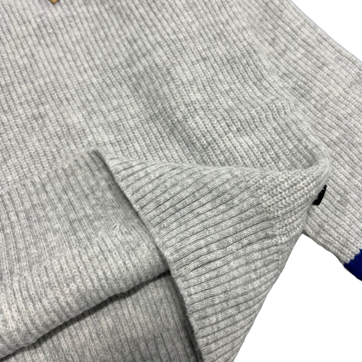 ステューシー スーパーコピー 優良サイト Vネックラインニット 上品配色×ストリート感の旬トップス｜スーパーコピー服