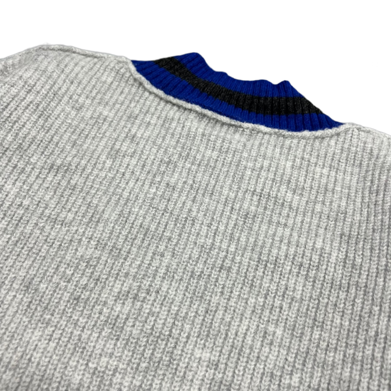 ステューシー スーパーコピー 優良サイト Vネックラインニット 上品配色×ストリート感の旬トップス｜スーパーコピー服