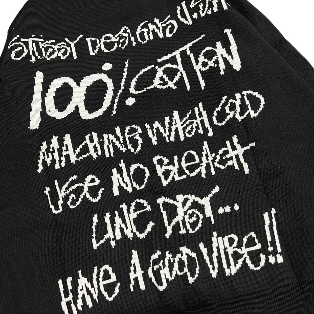 ステューシー 芸能人偽物 モノクロロゴ ニットトップス バックプリントが映えるシンプルデザイン｜スーパーコピー服