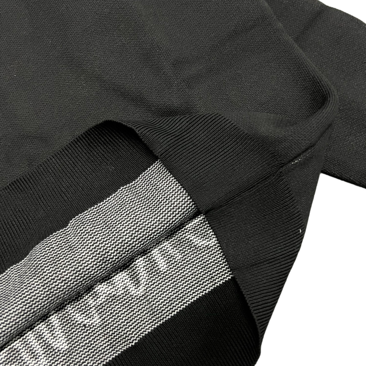 ステューシー 芸能人偽物 モノクロロゴ ニットトップス バックプリントが映えるシンプルデザイン｜スーパーコピー服