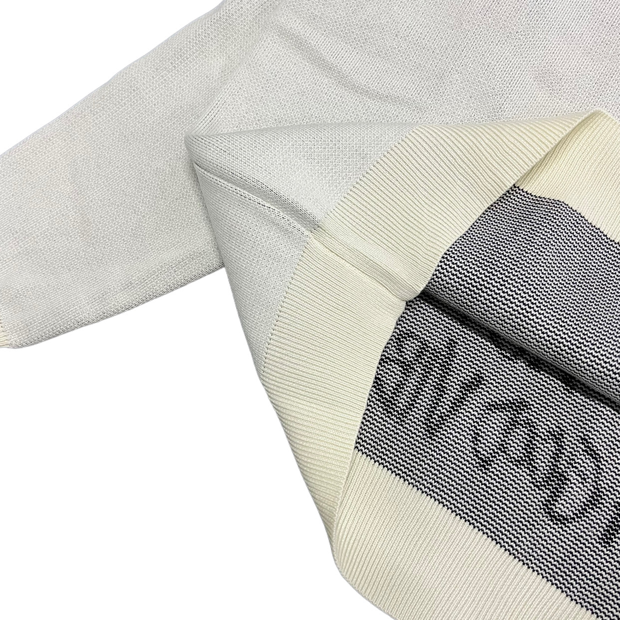 ステューシー 芸能人偽物 モノクロロゴ ニットトップス バックプリントが映えるシンプルデザイン｜スーパーコピー服