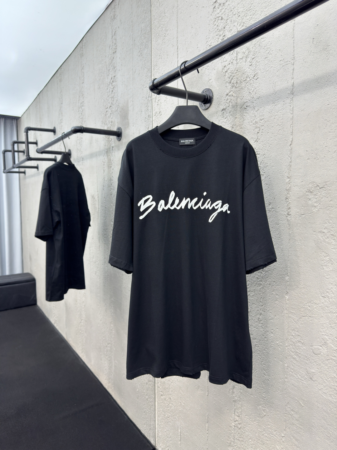 バレンシアガ スーパーコピー スクリプトロゴ Tシャツ オーバーサイズ ブラック ストリートモード 高級感仕上げ 筆記体デザイン｜スーパーコピー服