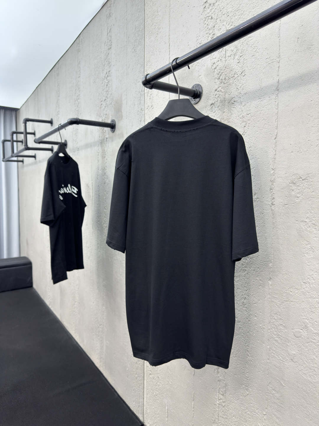 バレンシアガ スーパーコピー スクリプトロゴ Tシャツ オーバーサイズ ブラック ストリートモード 高級感仕上げ 筆記体デザイン｜スーパーコピー服