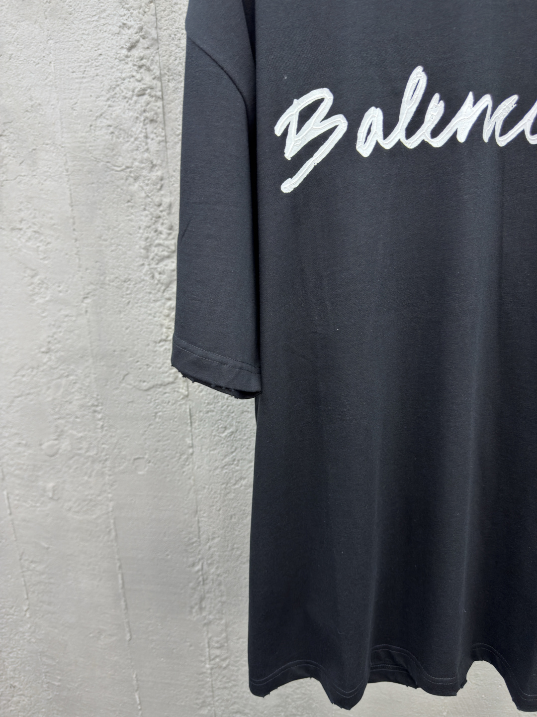 バレンシアガ スーパーコピー スクリプトロゴ Tシャツ オーバーサイズ ブラック ストリートモード 高級感仕上げ 筆記体デザイン｜スーパーコピー服
