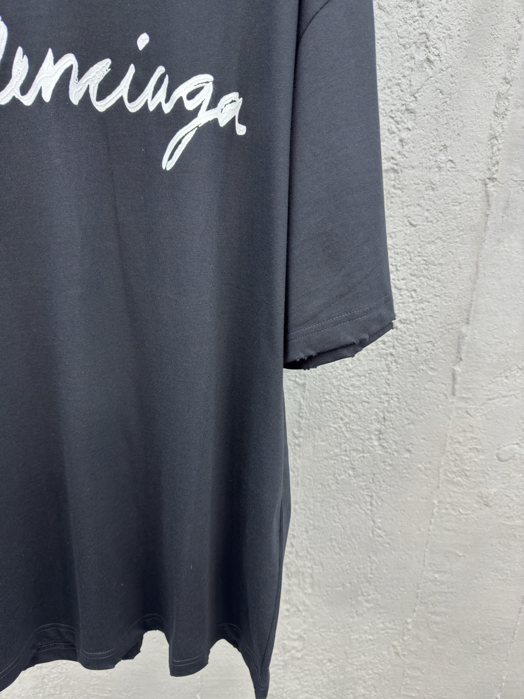 バレンシアガ スーパーコピー スクリプトロゴ Tシャツ オーバーサイズ ブラック ストリートモード 高級感仕上げ 筆記体デザイン｜スーパーコピー服