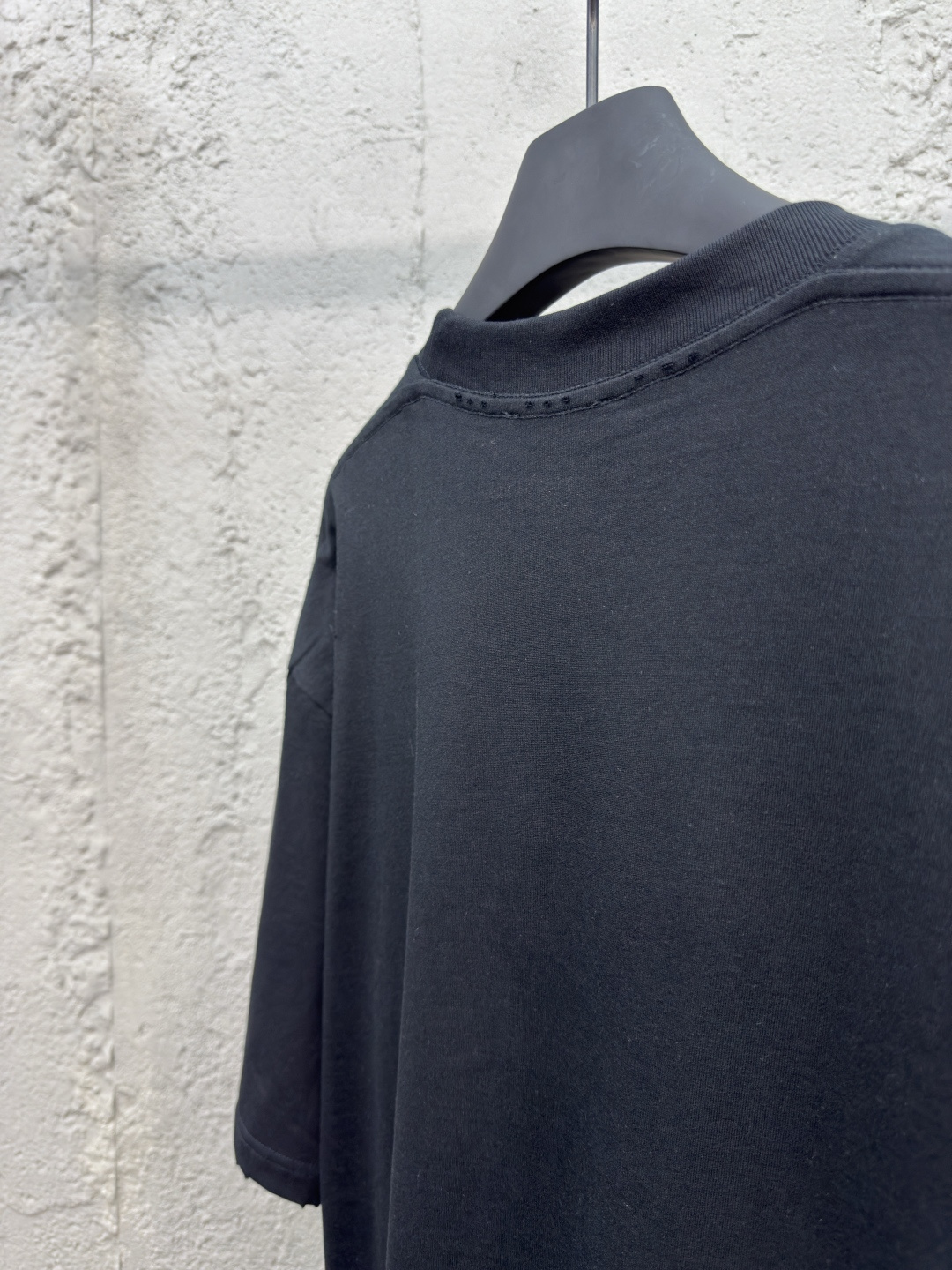 バレンシアガ スーパーコピー スクリプトロゴ Tシャツ オーバーサイズ ブラック ストリートモード 高級感仕上げ 筆記体デザイン｜スーパーコピー服