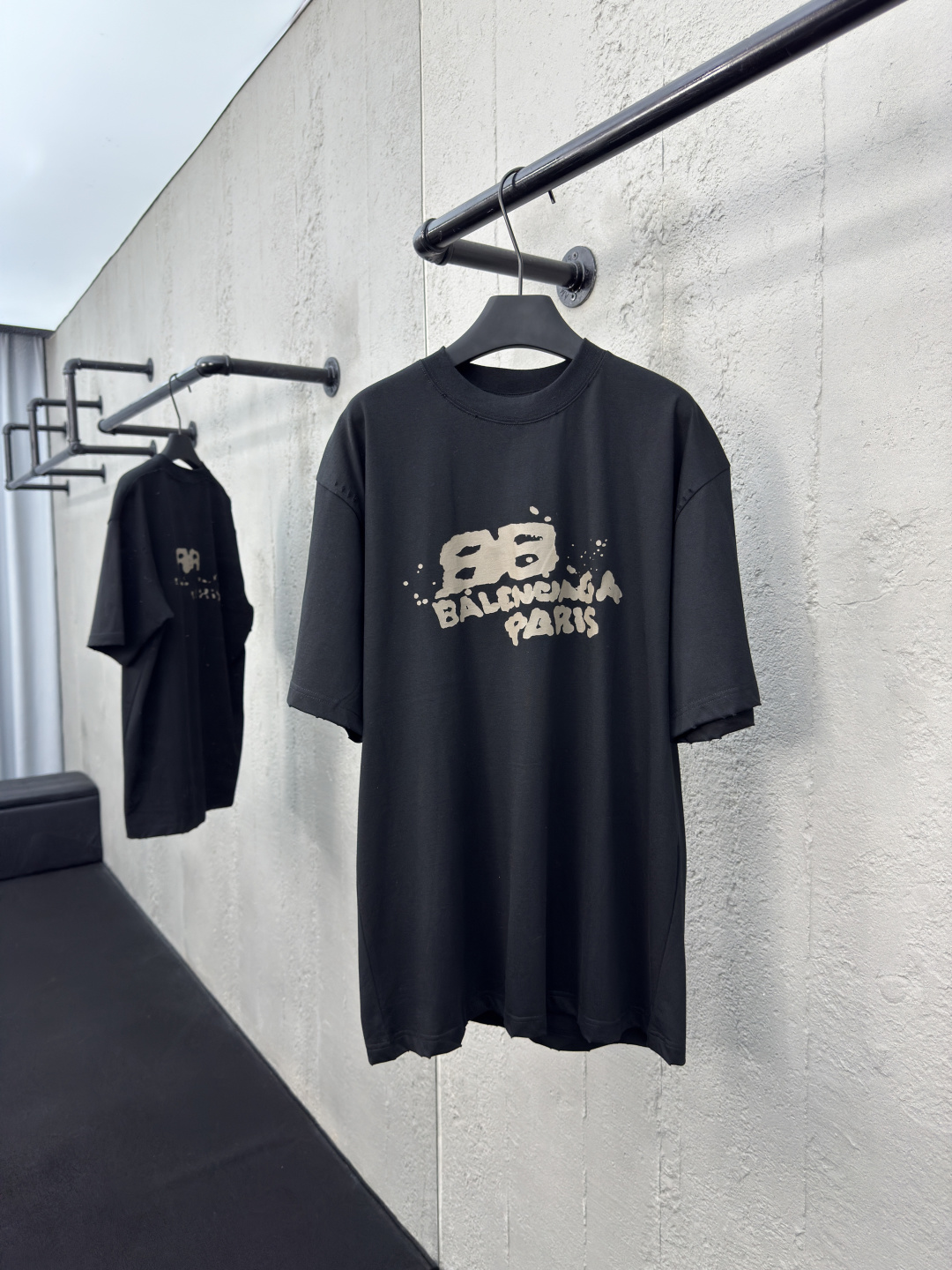 バレンシアガ コピー 88インクスプラッシュ BALENCIAGA PARIS Tシャツ オーバーサイズ ブラック ストリートアート モード 高級プリント仕上げ｜スーパーコピー服