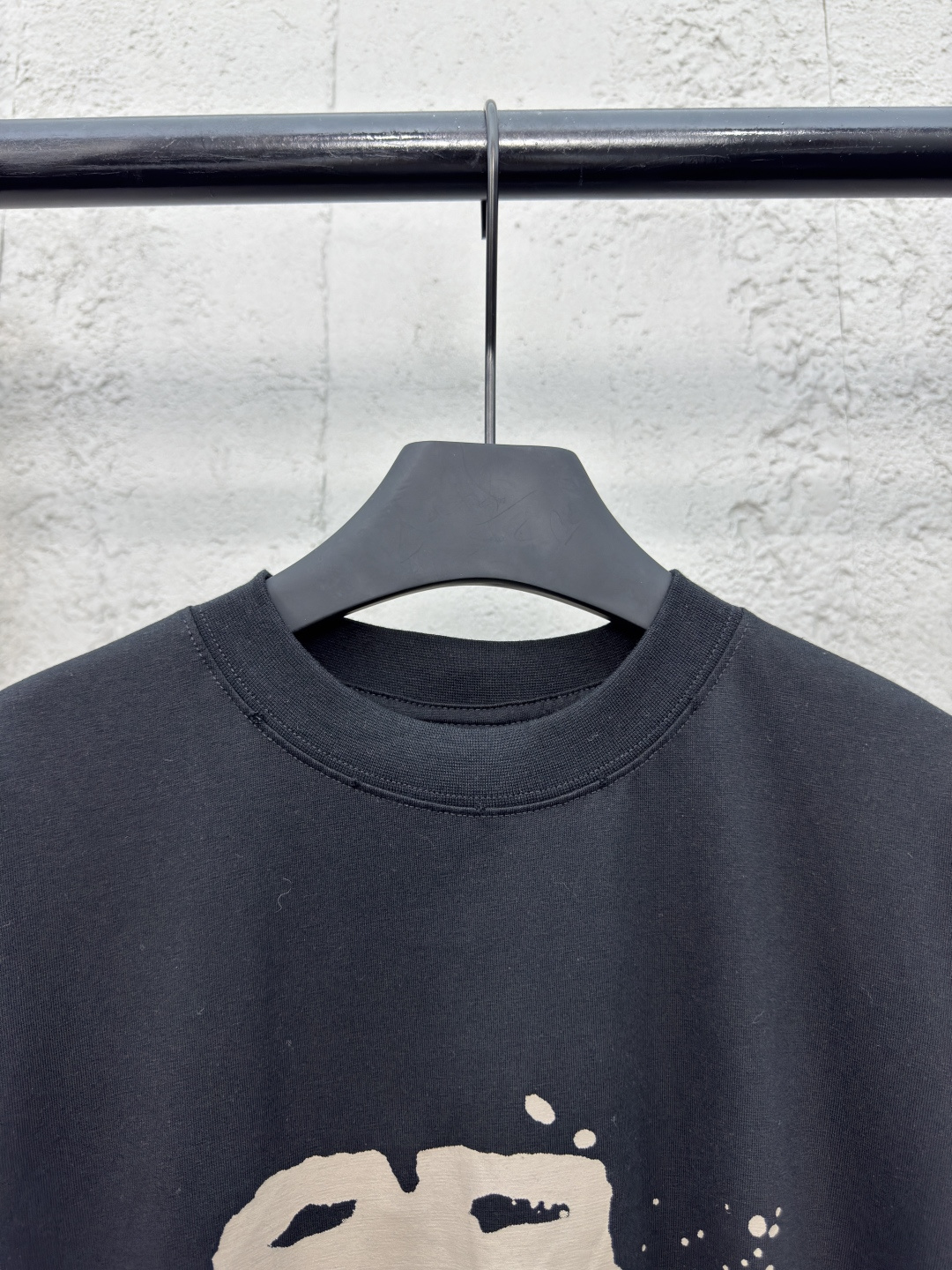 バレンシアガ コピー 88インクスプラッシュ BALENCIAGA PARIS Tシャツ オーバーサイズ ブラック ストリートアート モード 高級プリント仕上げ｜スーパーコピー服