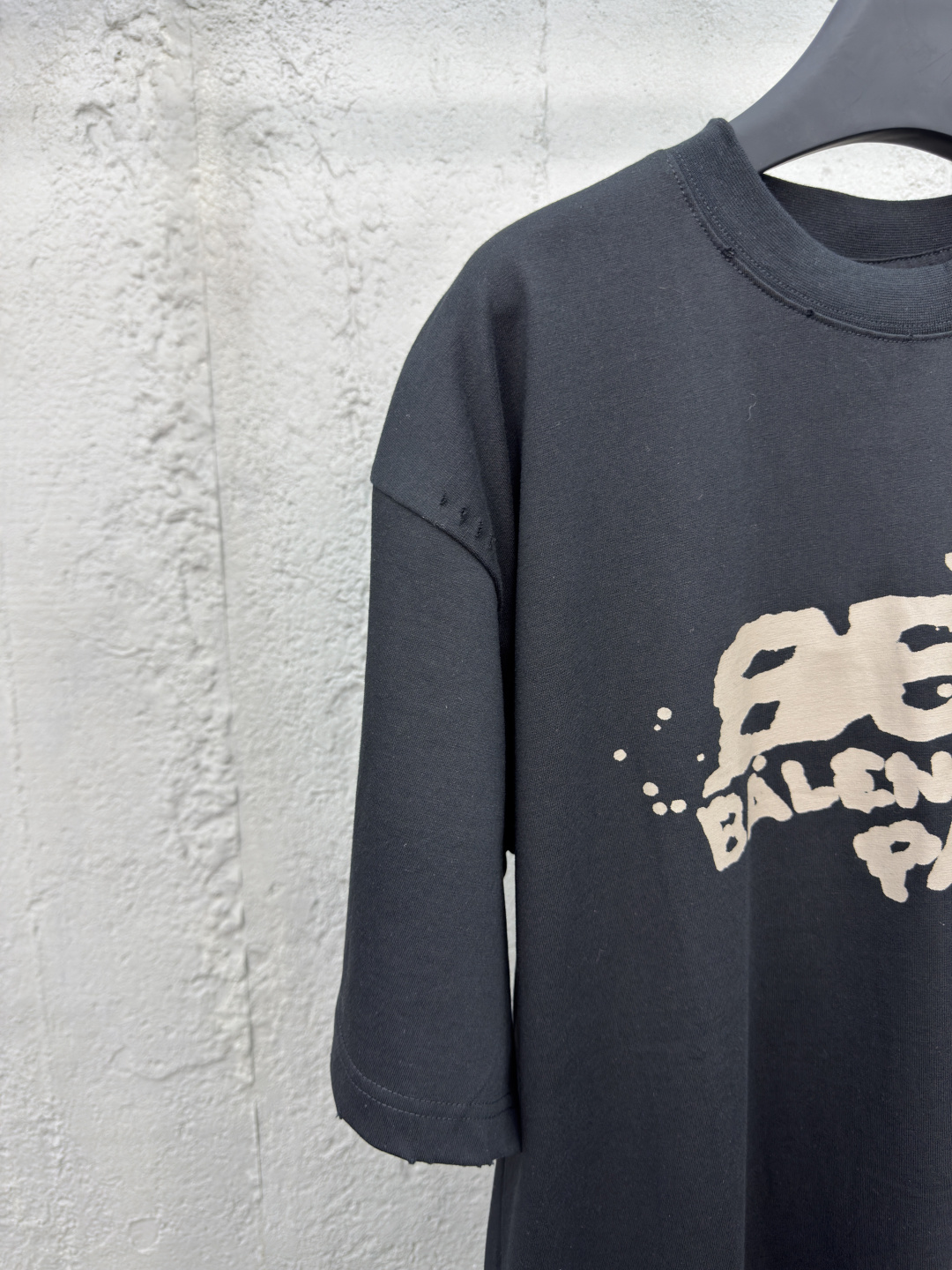 バレンシアガ コピー 88インクスプラッシュ BALENCIAGA PARIS Tシャツ オーバーサイズ ブラック ストリートアート モード 高級プリント仕上げ｜スーパーコピー服