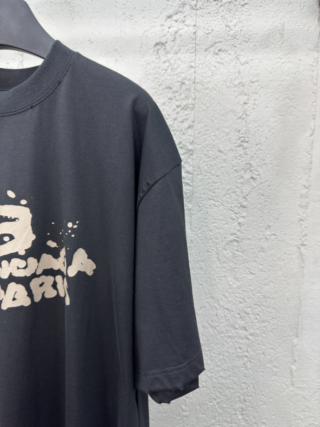 バレンシアガ コピー 88インクスプラッシュ BALENCIAGA PARIS Tシャツ オーバーサイズ ブラック ストリートアート モード 高級プリント仕上げ｜スーパーコピー服