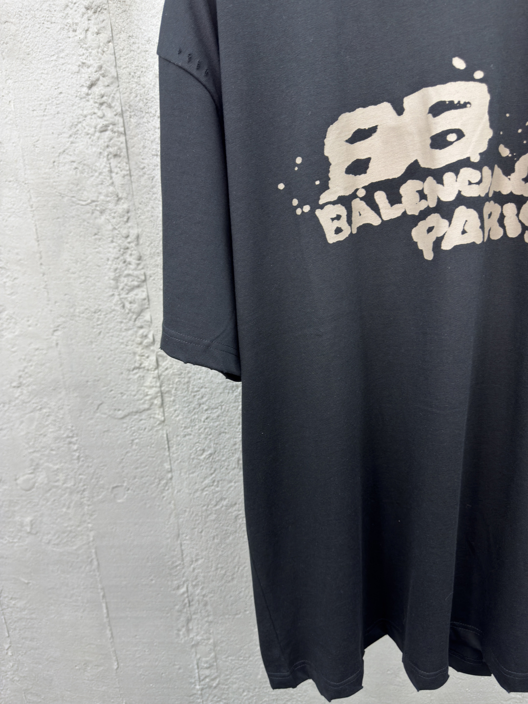 バレンシアガ コピー 88インクスプラッシュ BALENCIAGA PARIS Tシャツ オーバーサイズ ブラック ストリートアート モード 高級プリント仕上げ｜スーパーコピー服