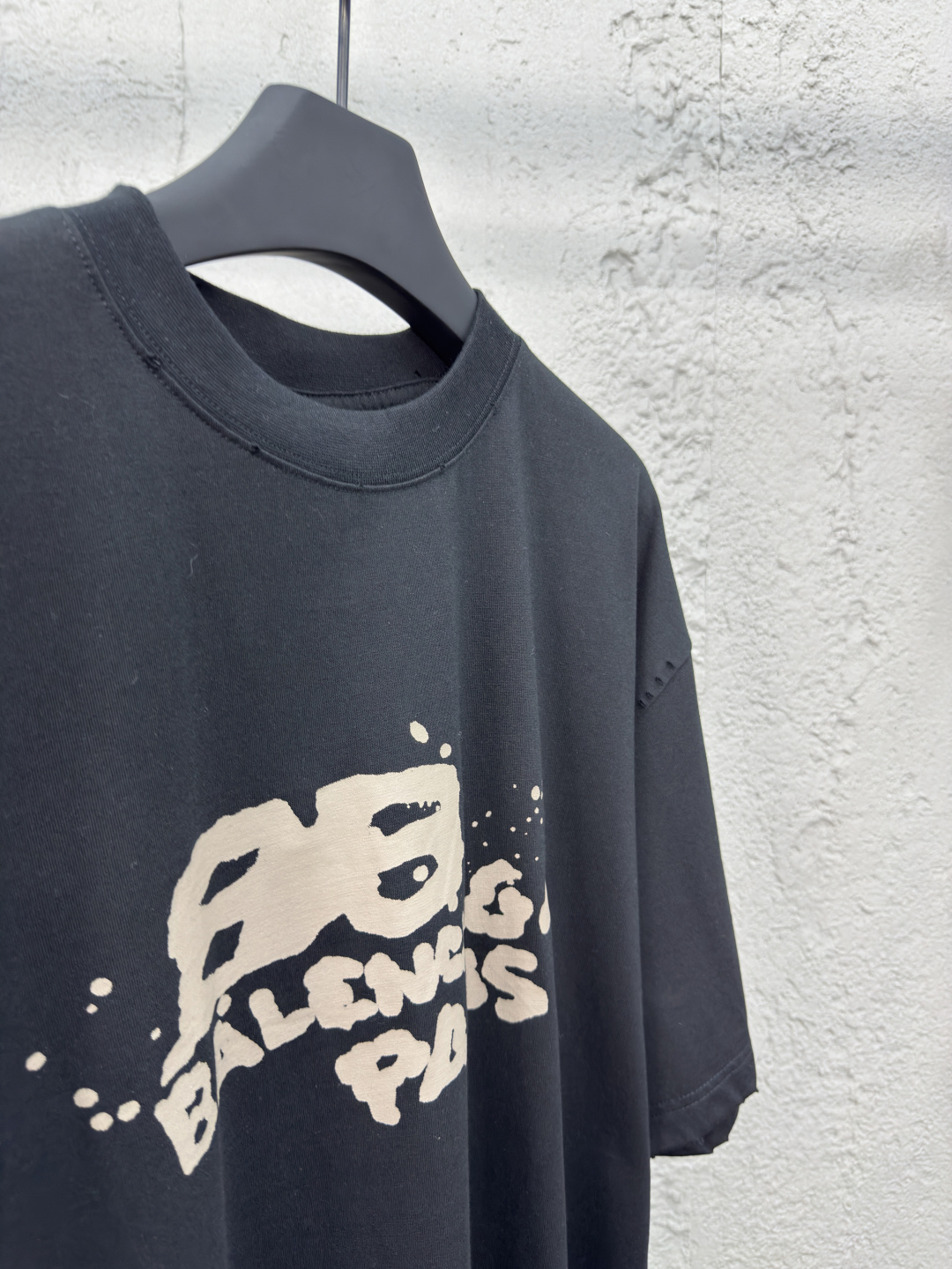 バレンシアガ コピー 88インクスプラッシュ BALENCIAGA PARIS Tシャツ オーバーサイズ ブラック ストリートアート モード 高級プリント仕上げ｜スーパーコピー服