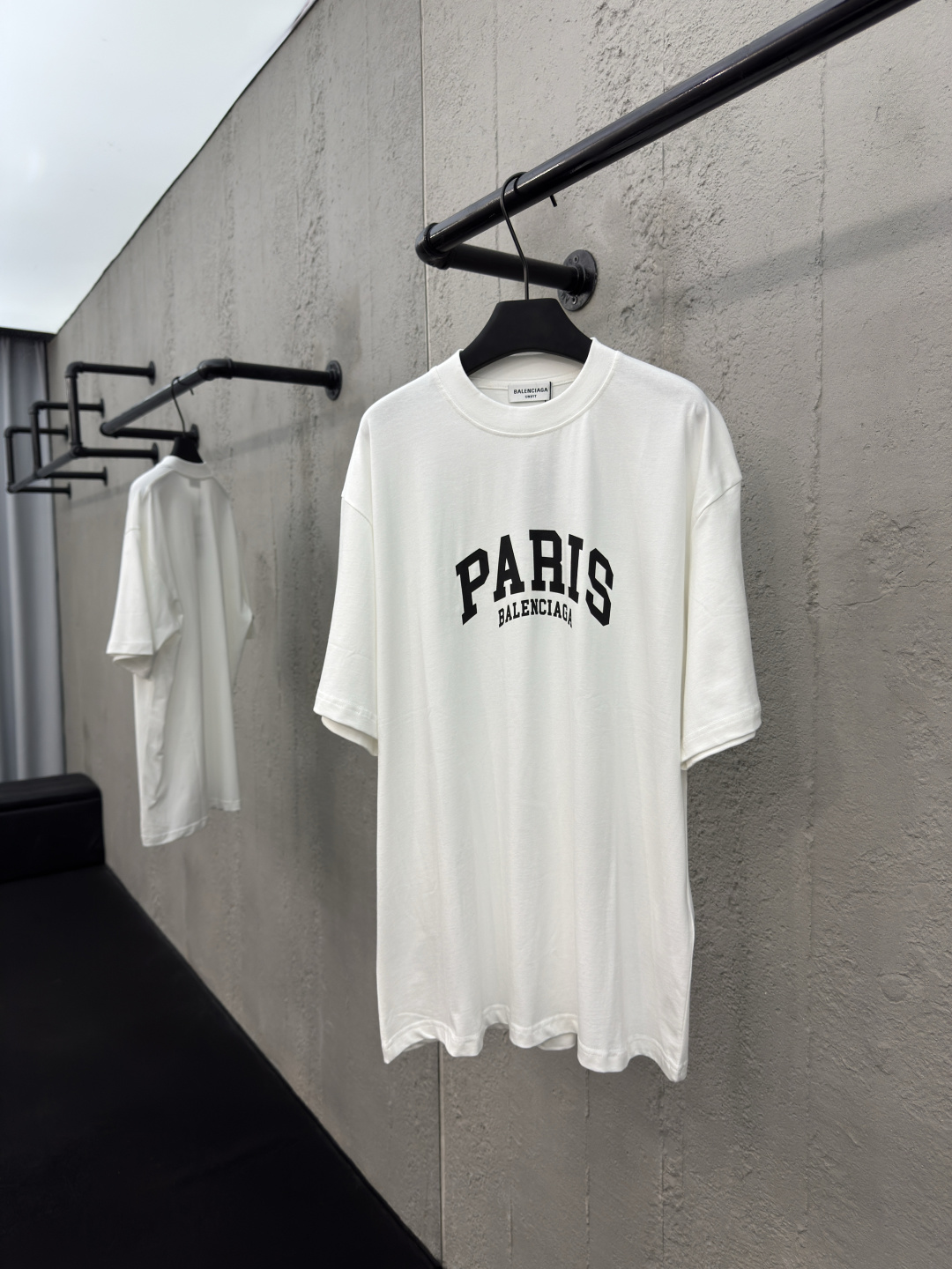 バレンシアガ n級コピー PARISロゴ オーバーサイズ Tシャツ ホワイト モード カジュアル 上質素材｜スーパーコピー服