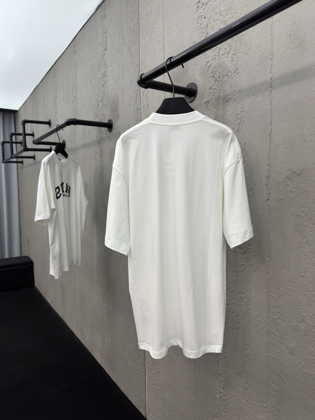 バレンシアガ n級コピー PARISロゴ オーバーサイズ Tシャツ ホワイト モード カジュアル 上質素材｜スーパーコピー服