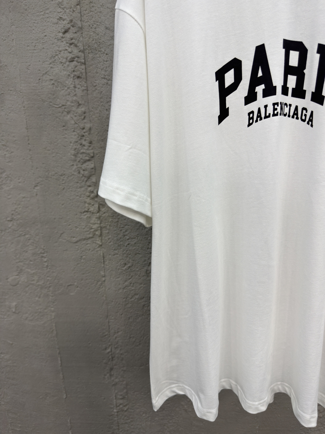 バレンシアガ n級コピー PARISロゴ オーバーサイズ Tシャツ ホワイト モード カジュアル 上質素材｜スーパーコピー服