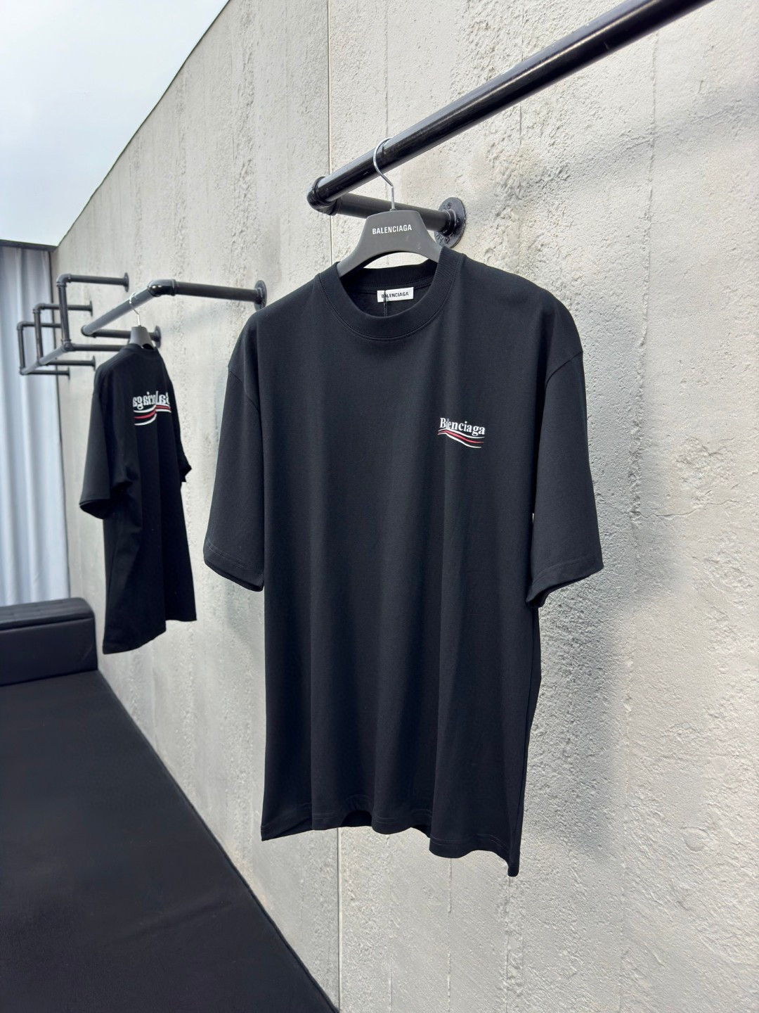 バレンシアガ n級コピー トリコロールライン Balenciagaロゴ Tシャツ オーバーサイズ ブラック ミニマルストリート 上質素材 さりげない高級感|スーパーコピーn級優良店 1 バレンシアガ n級コピー トリコロールライン Balenciagaロゴ Tシャツ オーバーサイズ ブラック ミニマルストリート 上質素材 さりげない高級感|スーパーコピー服