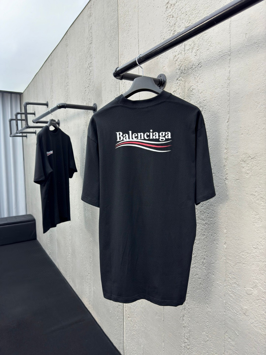 バレンシアガ n級コピー トリコロールライン Balenciagaロゴ Tシャツ オーバーサイズ ブラック ミニマルストリート 上質素材 さりげない高級感|スーパーコピーn級優良店 2 バレンシアガ n級コピー トリコロールライン Balenciagaロゴ Tシャツ オーバーサイズ ブラック ミニマルストリート 上質素材 さりげない高級感|スーパーコピー服
