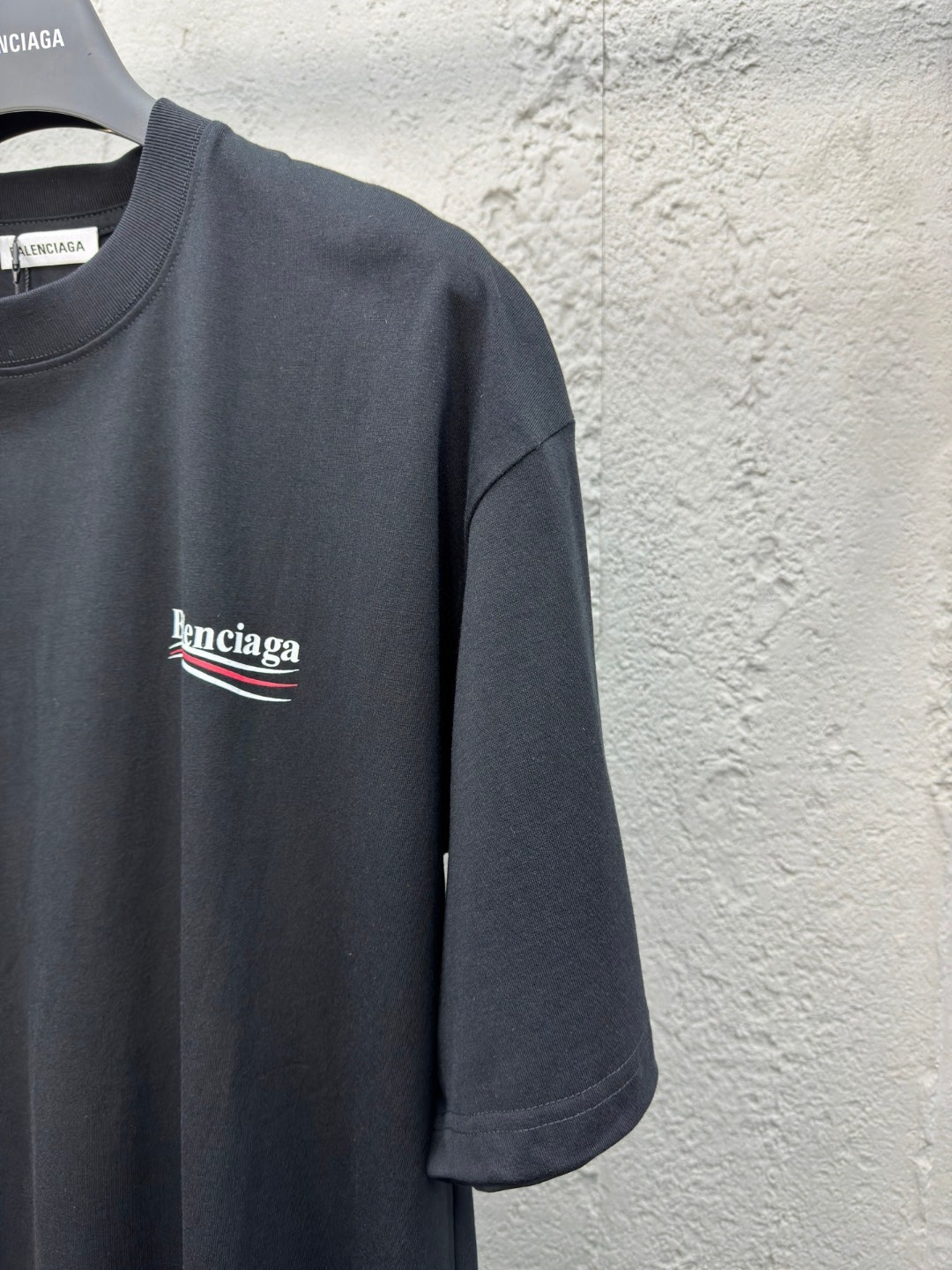 バレンシアガ n級コピー トリコロールライン Balenciagaロゴ Tシャツ オーバーサイズ ブラック ミニマルストリート 上質素材 さりげない高級感|スーパーコピーn級優良店 4 バレンシアガ n級コピー トリコロールライン Balenciagaロゴ Tシャツ オーバーサイズ ブラック ミニマルストリート 上質素材 さりげない高級感|スーパーコピー服