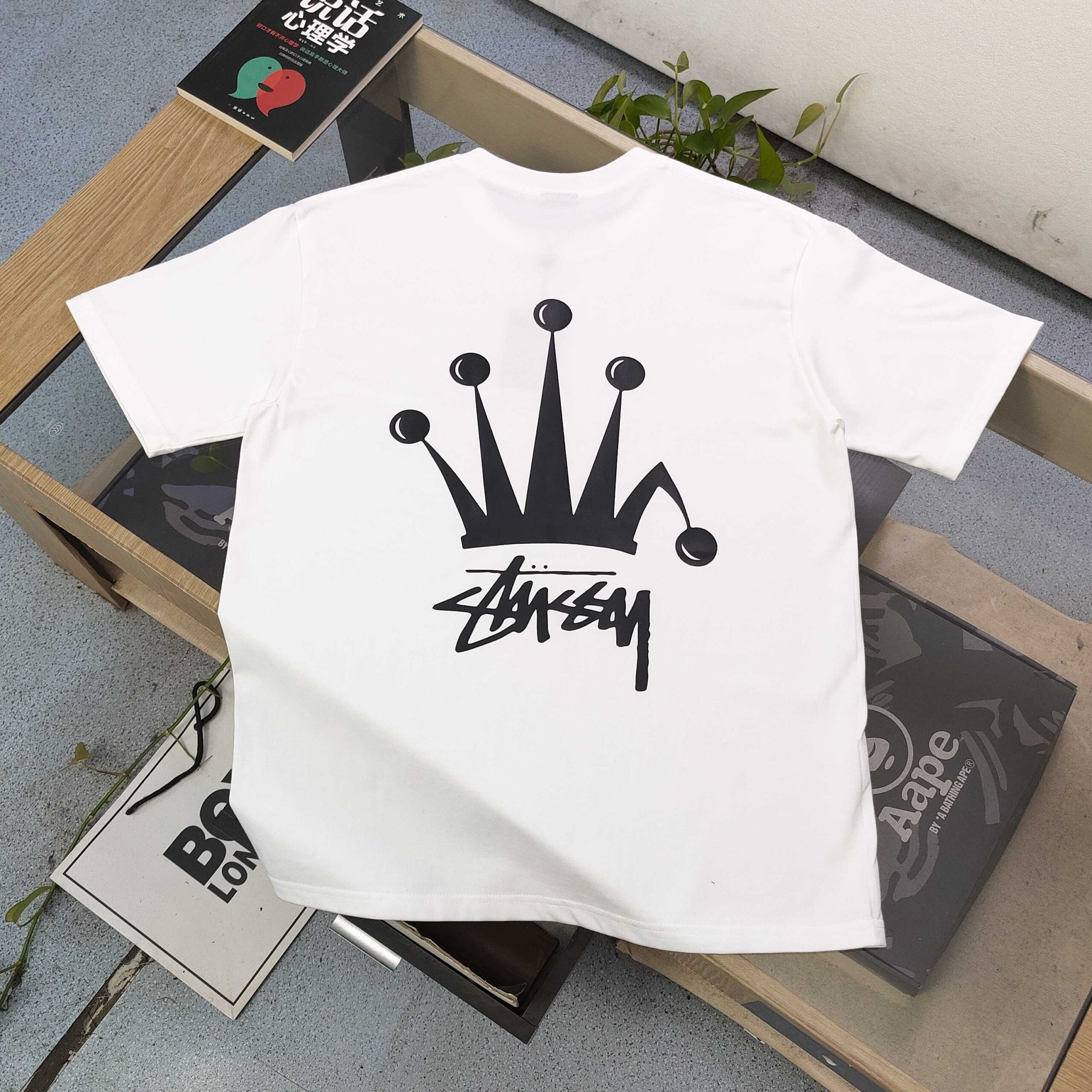 ステューシー スーパーコピー 優良サイト クラウンロゴTシャツ｜存在感抜群の象徴的デザイン｜スーパーコピー服