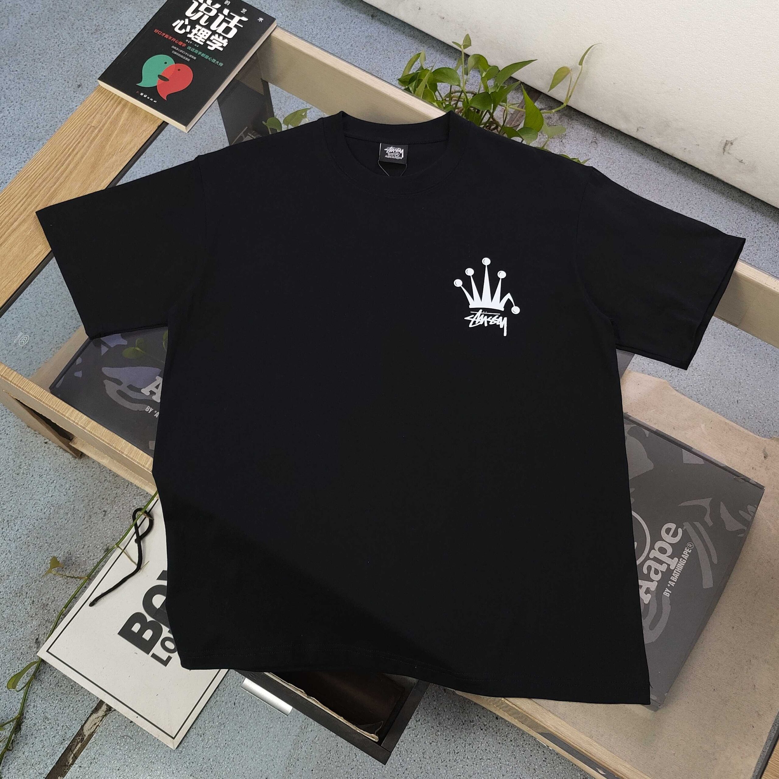 ステューシー スーパーコピー 優良サイト クラウンロゴTシャツ｜存在感抜群の象徴的デザイン｜スーパーコピー服