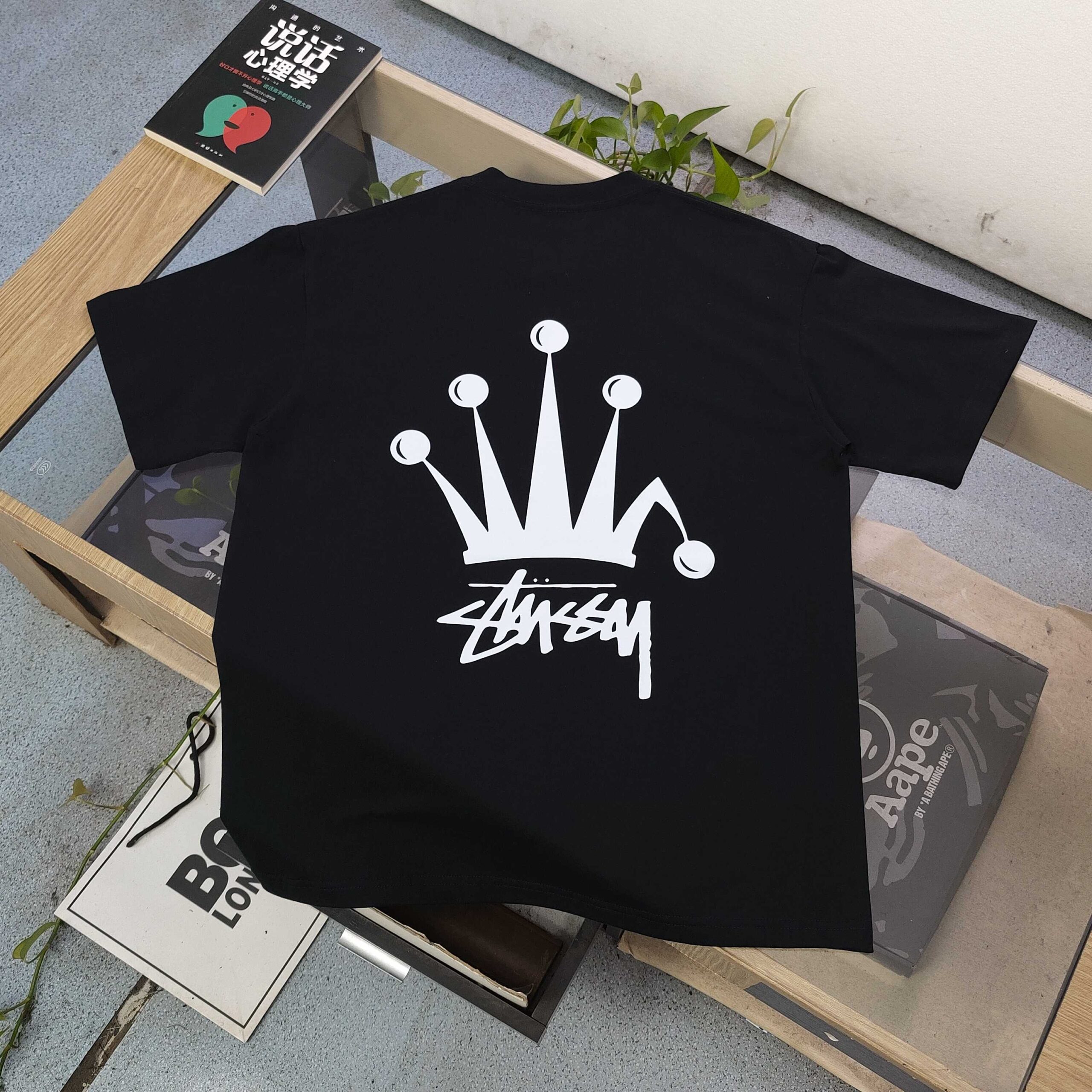 ステューシー スーパーコピー 優良サイト クラウンロゴTシャツ｜存在感抜群の象徴的デザイン｜スーパーコピー服