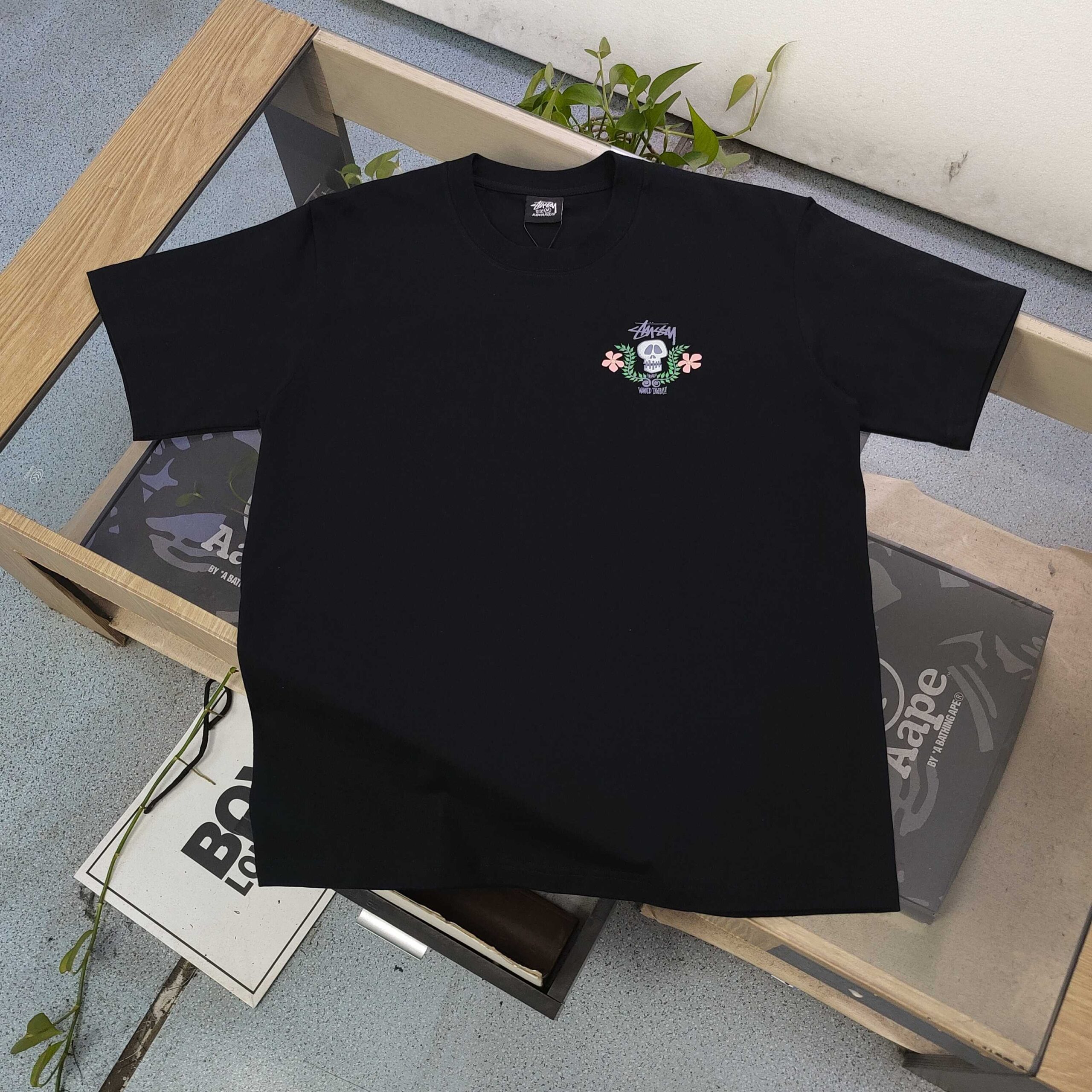 ステューシー 芸能人偽物 スカルフラワー刺繍Tシャツ｜柔らかカラーが映える人気ストリート｜スーパーコピー服