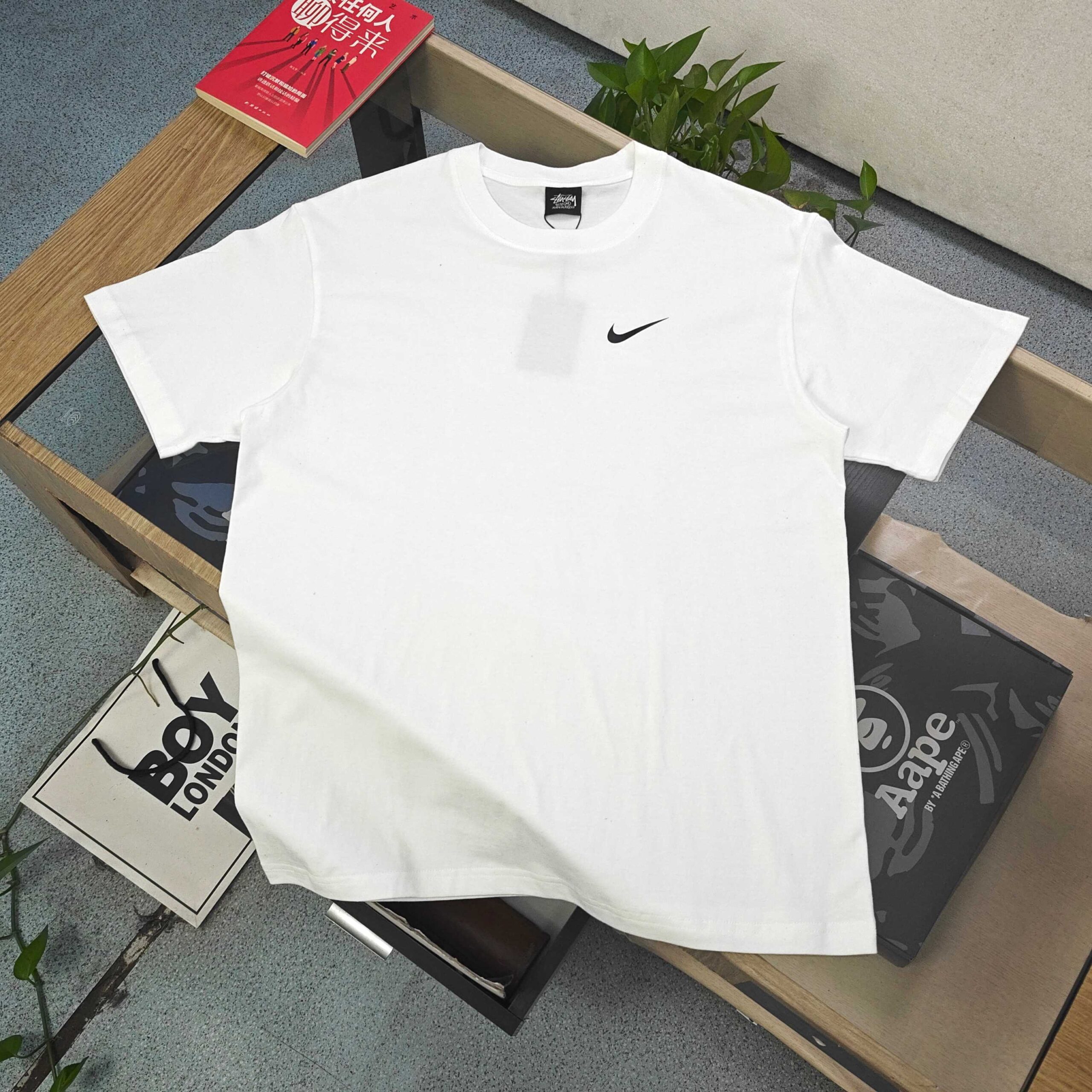 ステューシー n級コピー ナイキ風コラボロゴTシャツ モノトーン映えの王道ストリート｜スーパーコピー服