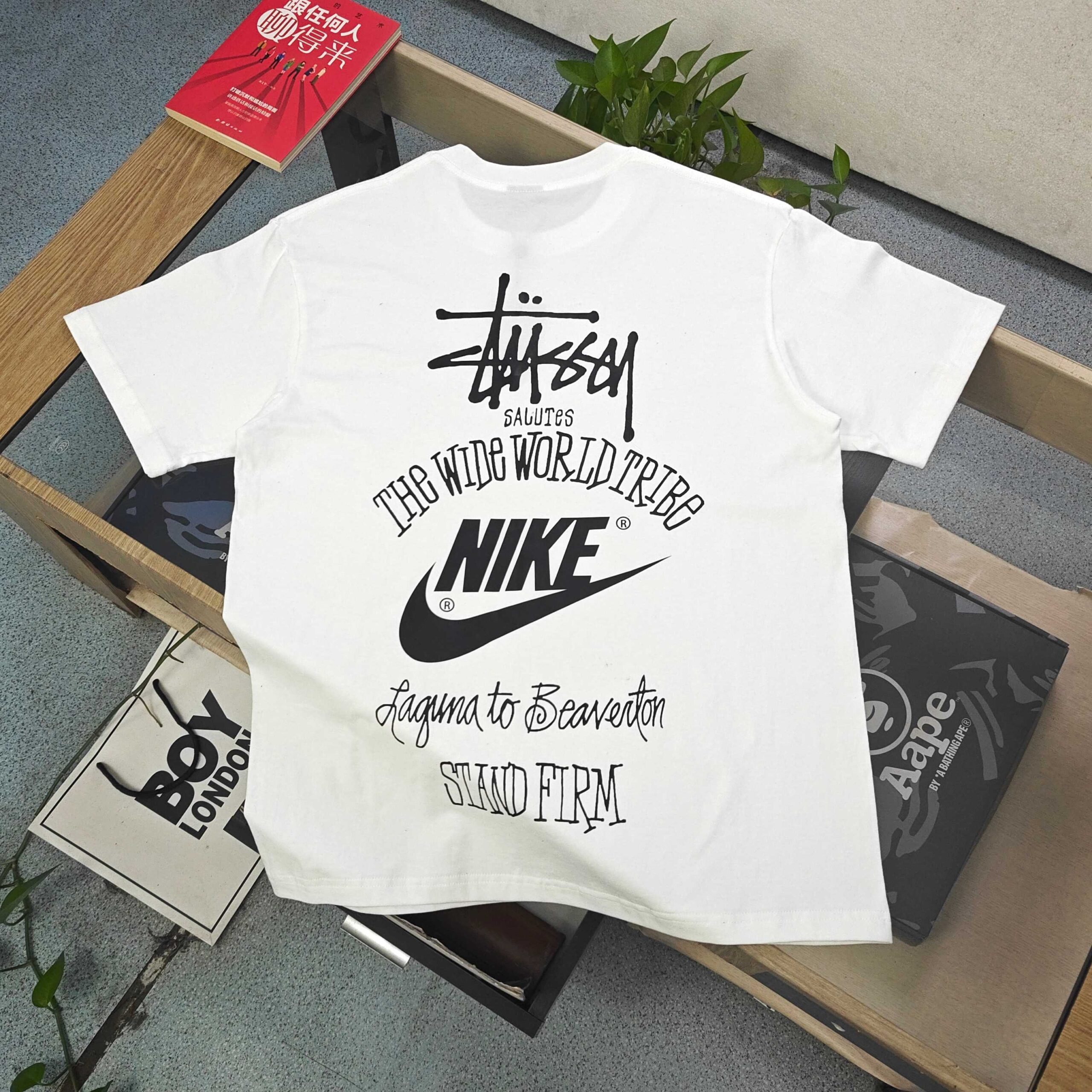 ステューシー n級コピー ナイキ風コラボロゴTシャツ モノトーン映えの王道ストリート｜スーパーコピー服