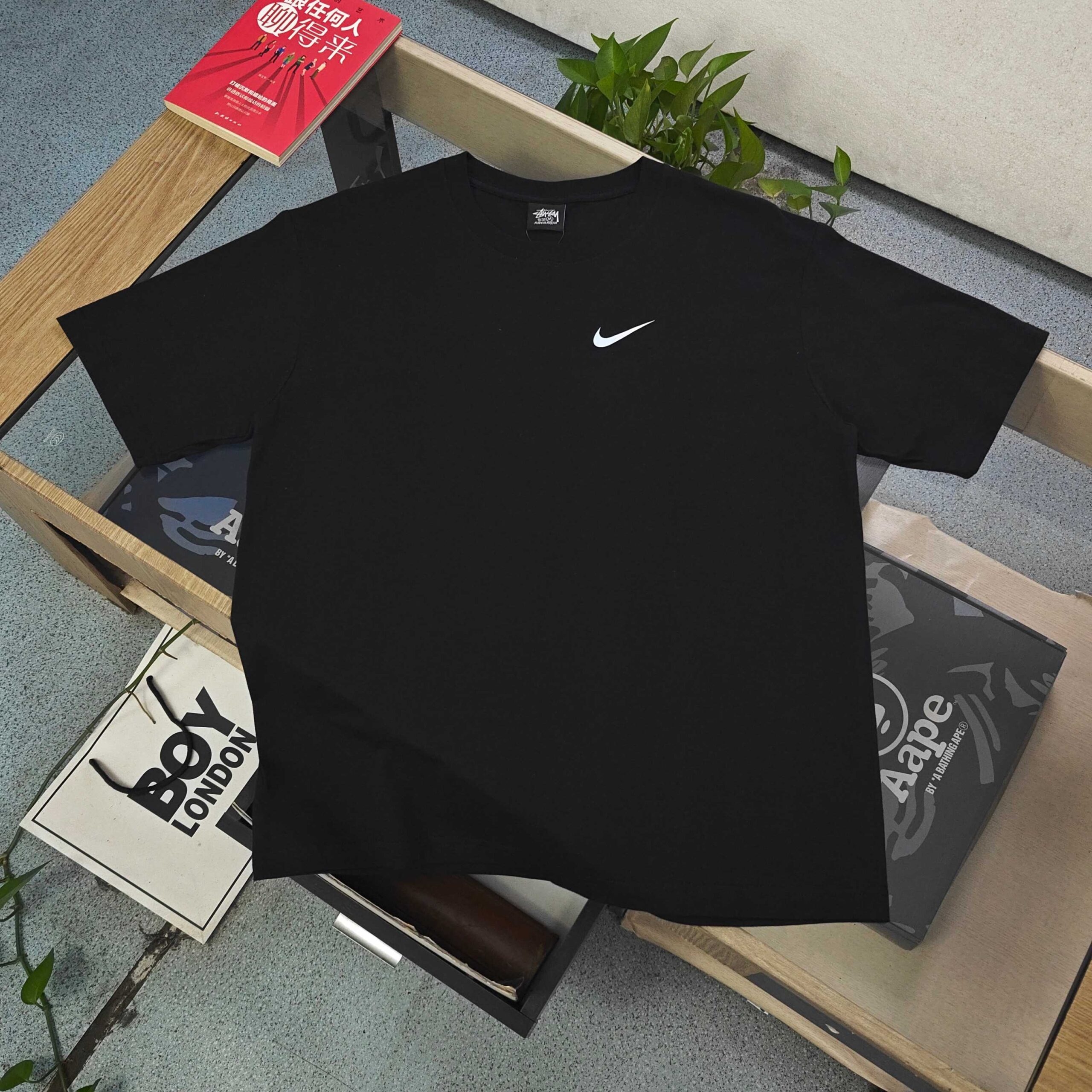 ステューシー n級コピー ナイキ風コラボロゴTシャツ モノトーン映えの王道ストリート｜スーパーコピー服