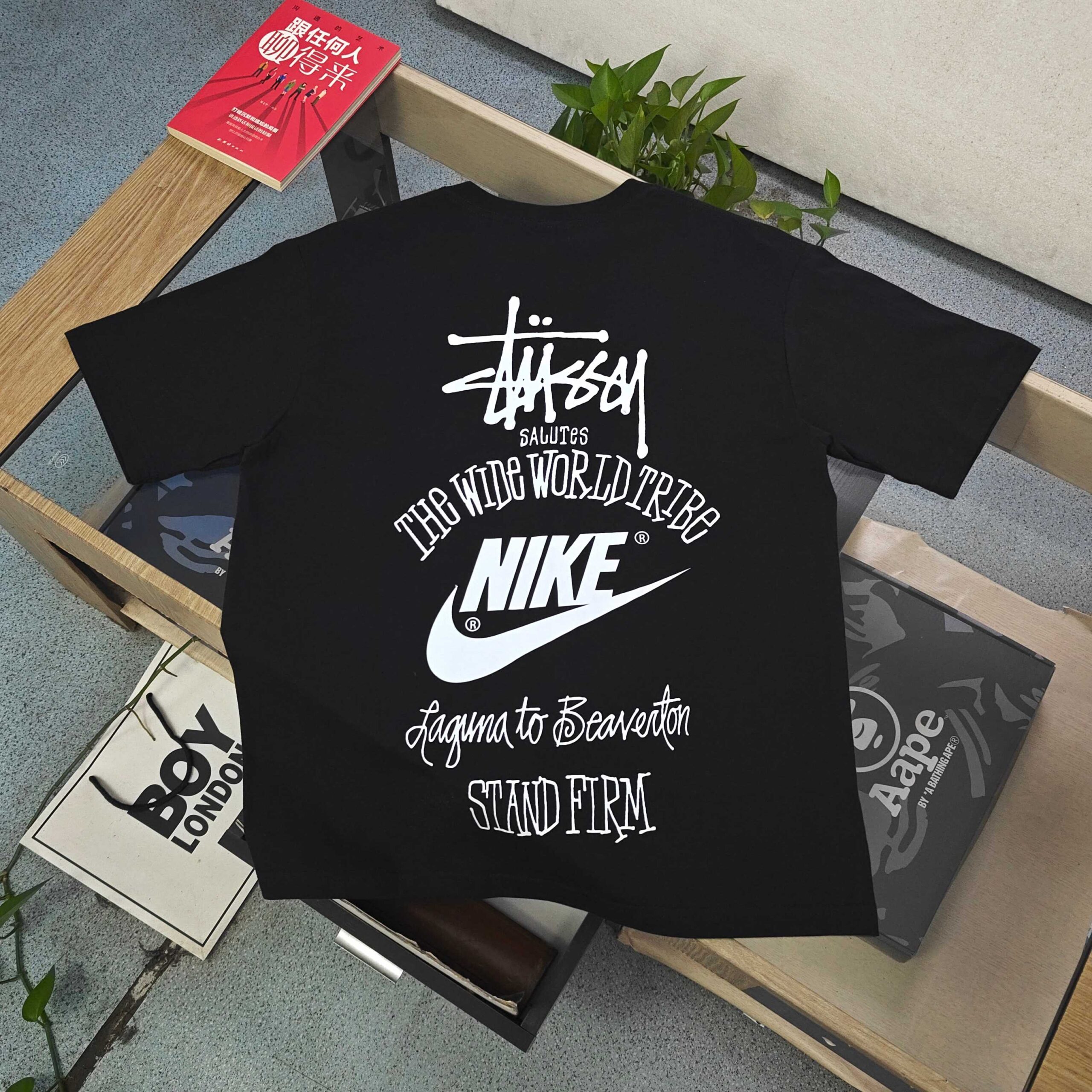 ステューシー n級コピー ナイキ風コラボロゴTシャツ モノトーン映えの王道ストリート｜スーパーコピー服