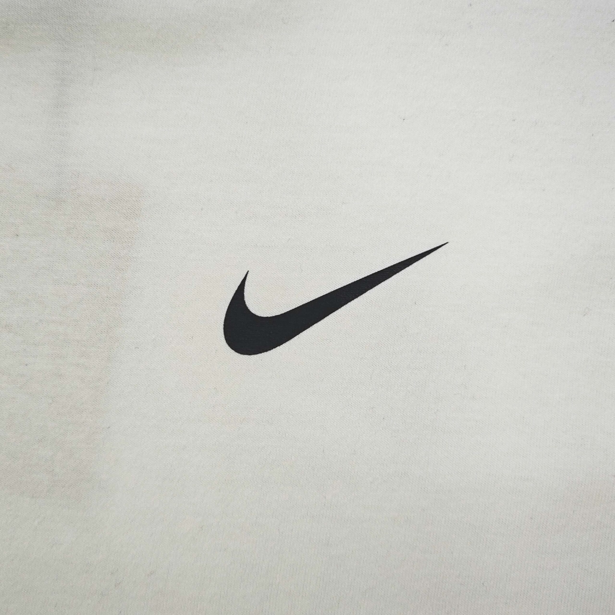 ステューシー n級コピー ナイキ風コラボロゴTシャツ モノトーン映えの王道ストリート｜スーパーコピー服