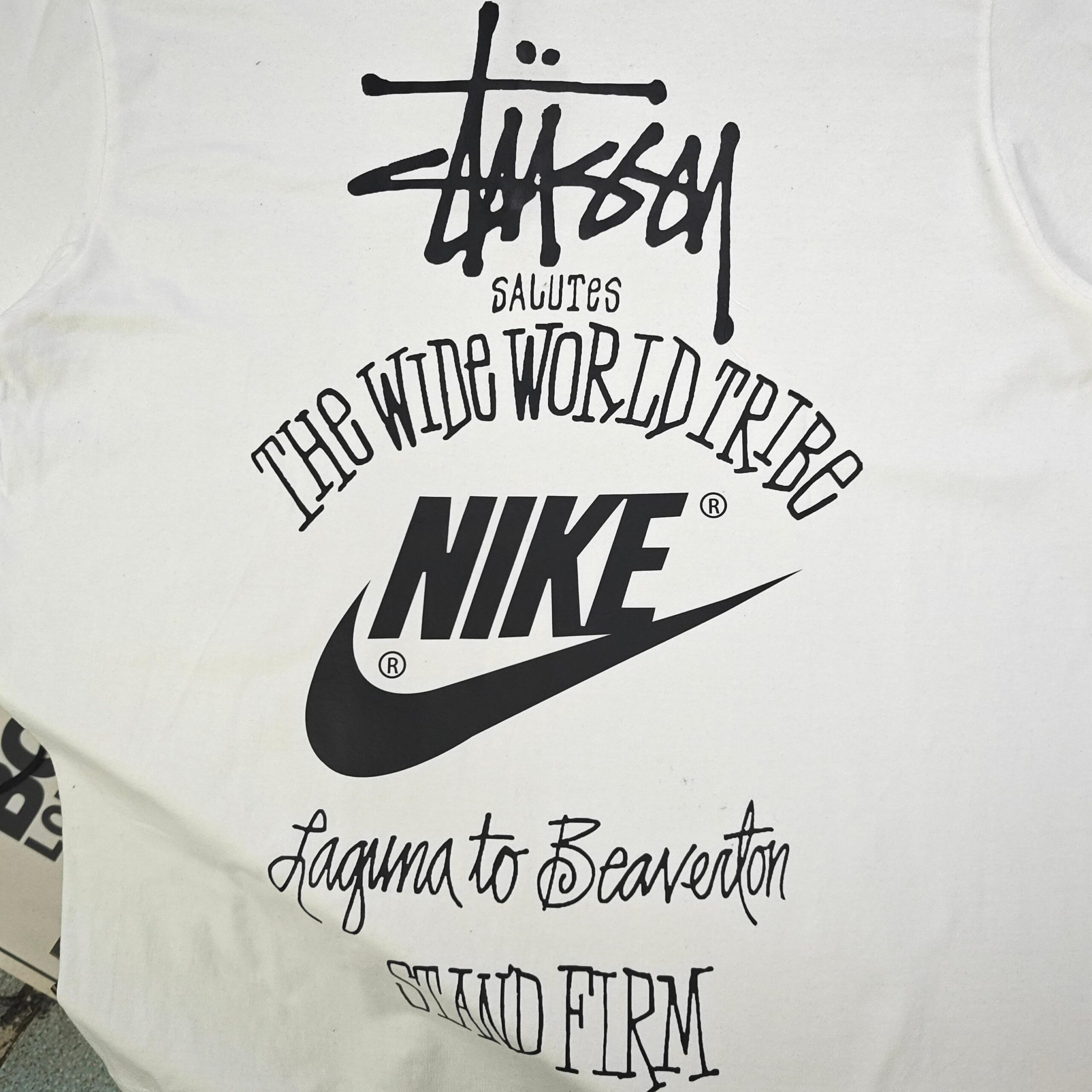 ステューシー n級コピー ナイキ風コラボロゴTシャツ モノトーン映えの王道ストリート｜スーパーコピー服