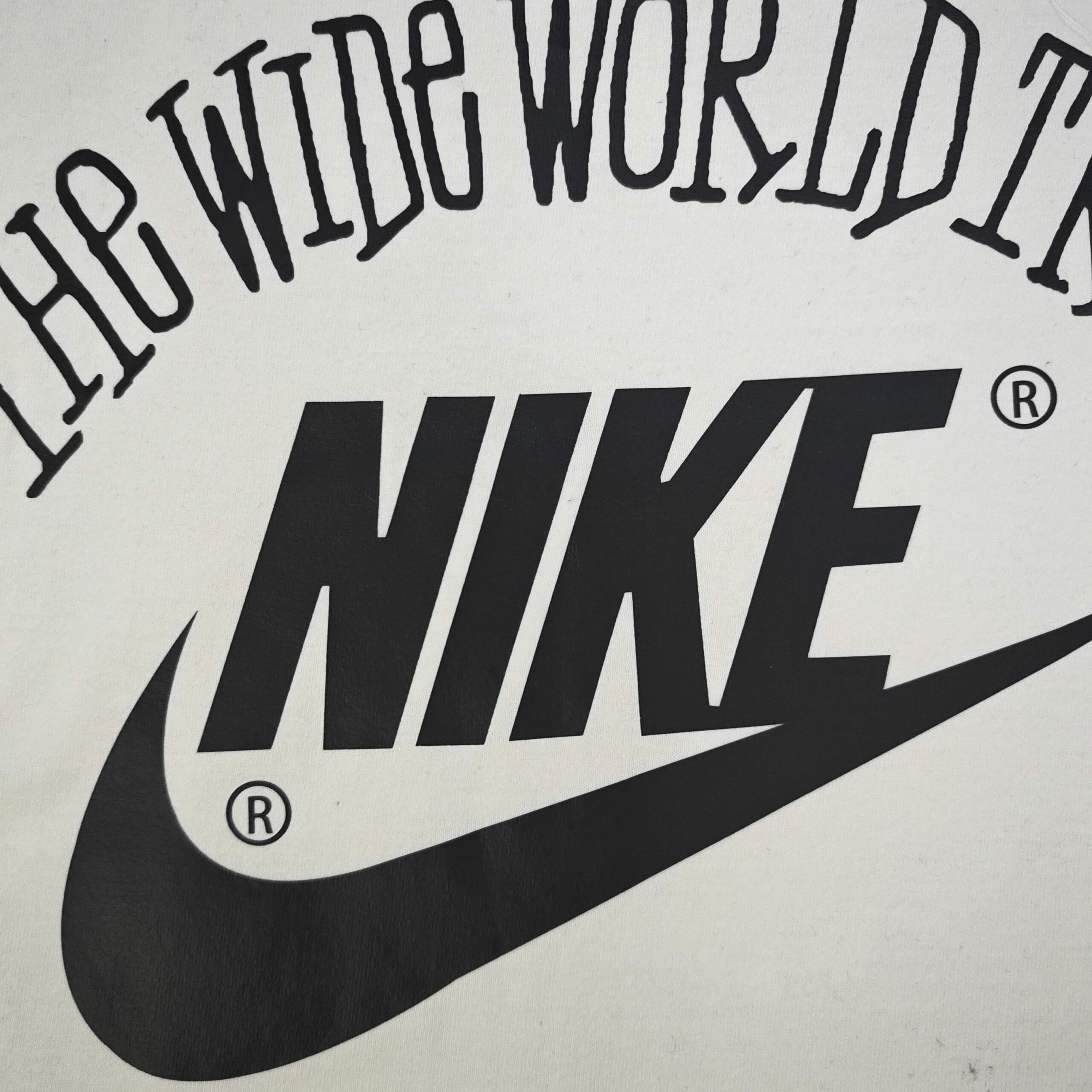 ステューシー n級コピー ナイキ風コラボロゴTシャツ モノトーン映えの王道ストリート｜スーパーコピー服