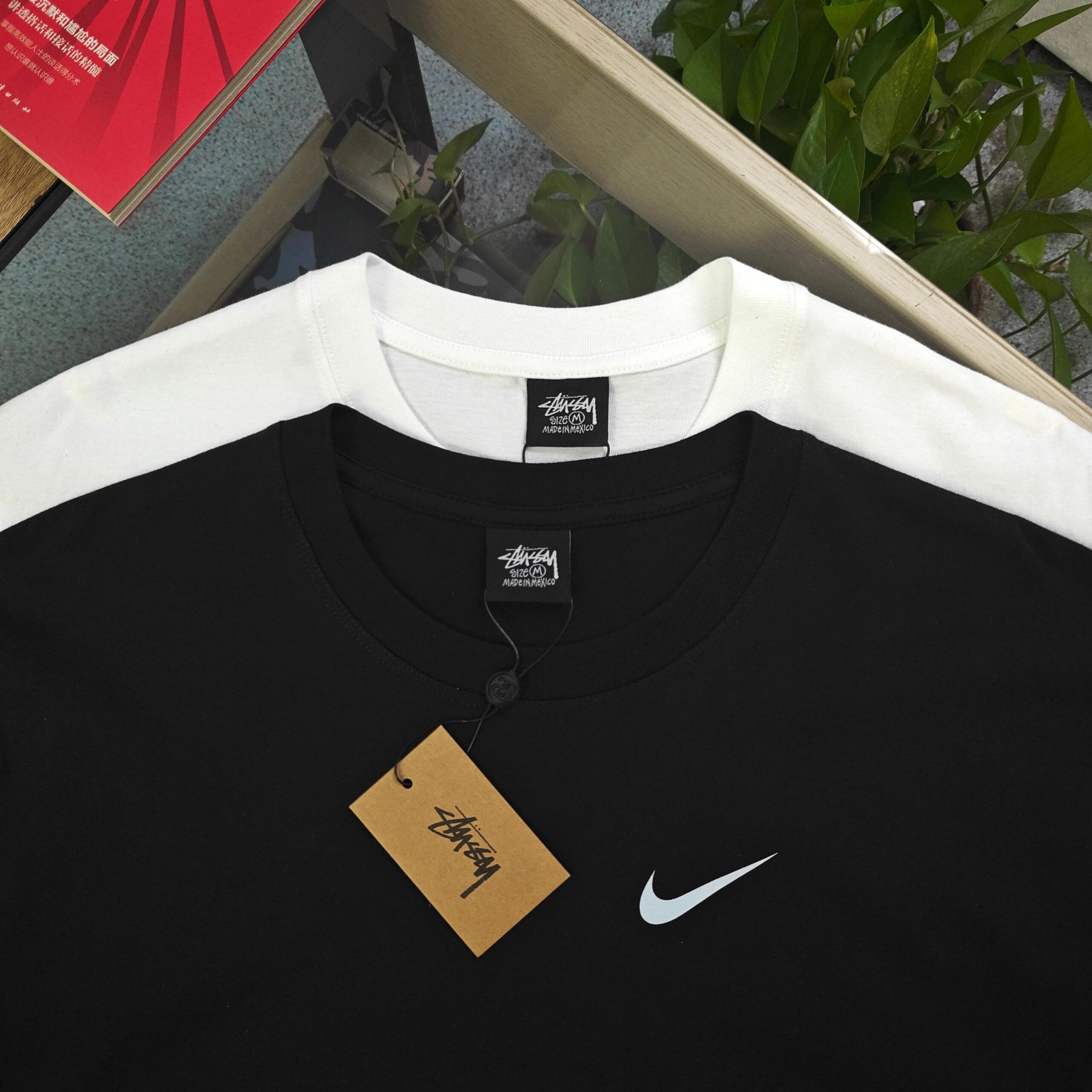 ステューシー n級コピー ナイキ風コラボロゴTシャツ モノトーン映えの王道ストリート｜スーパーコピー服