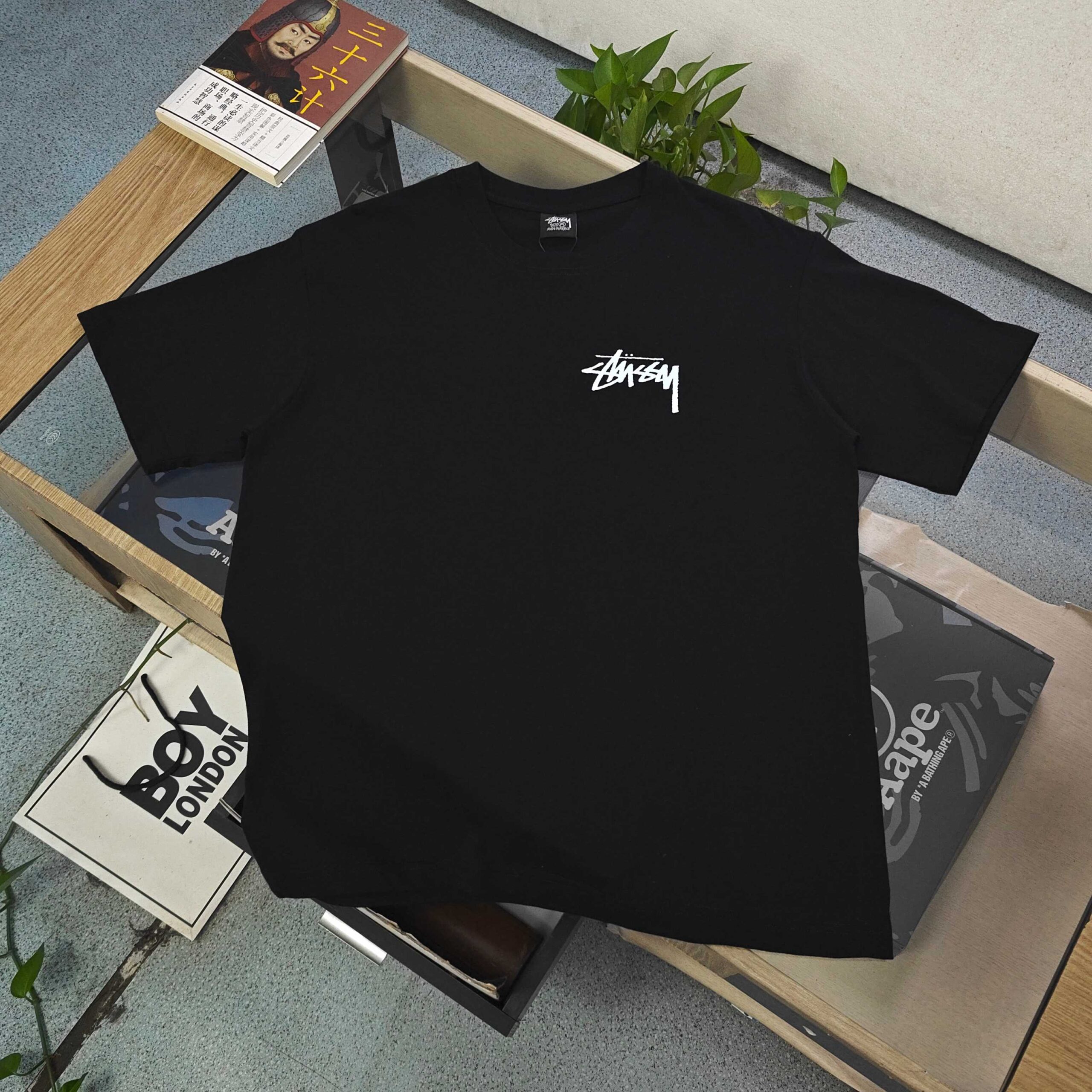 ステューシー 芸能人偽物 フラワーアートTシャツ 柄映えする上品ストリートデザイン｜スーパーコピー服