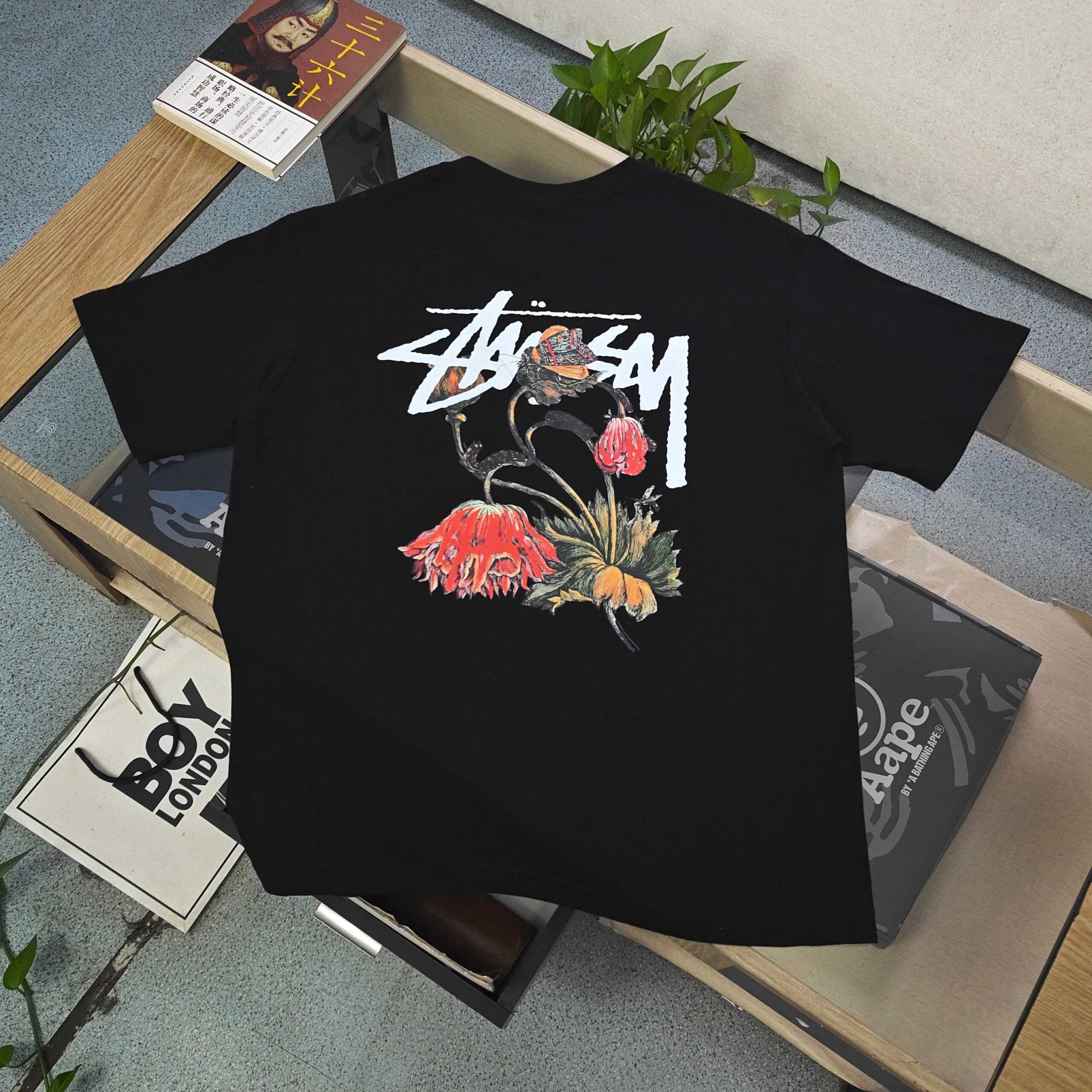 ステューシー 芸能人偽物 フラワーアートTシャツ 柄映えする上品ストリートデザイン｜スーパーコピー服